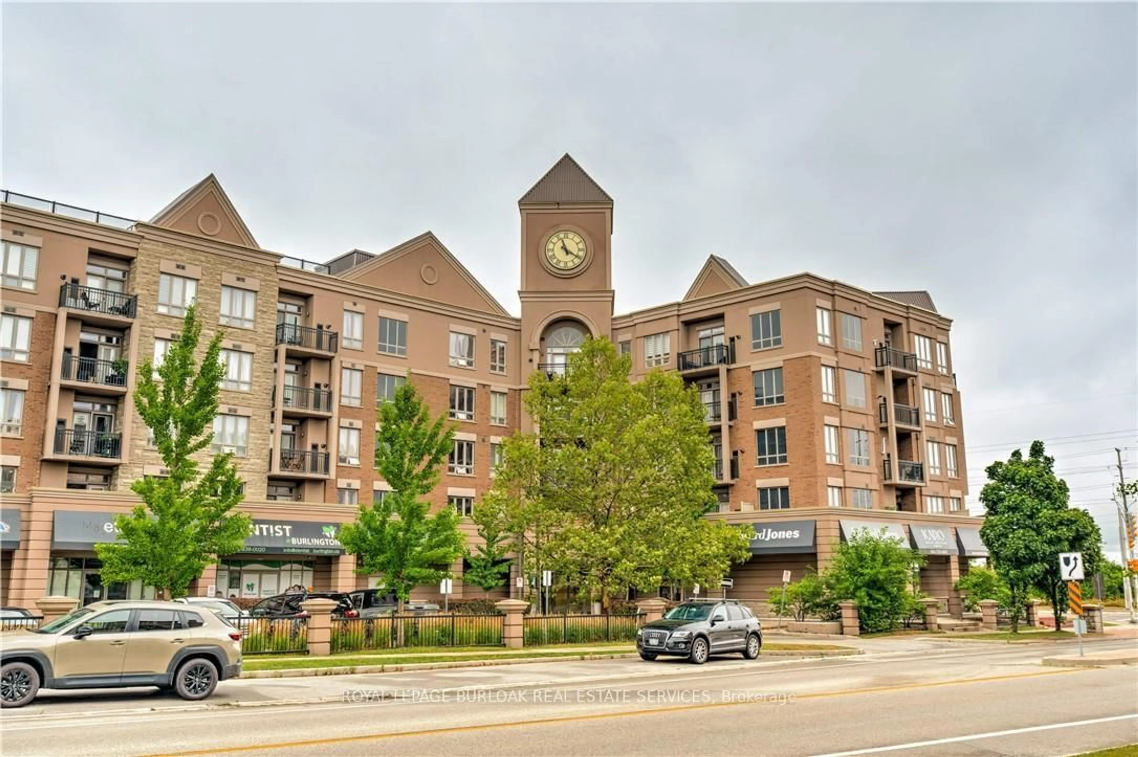 Indoor foyer for 5327 Upper Middle Rd #111, Burlington Ontario L7R 3X5