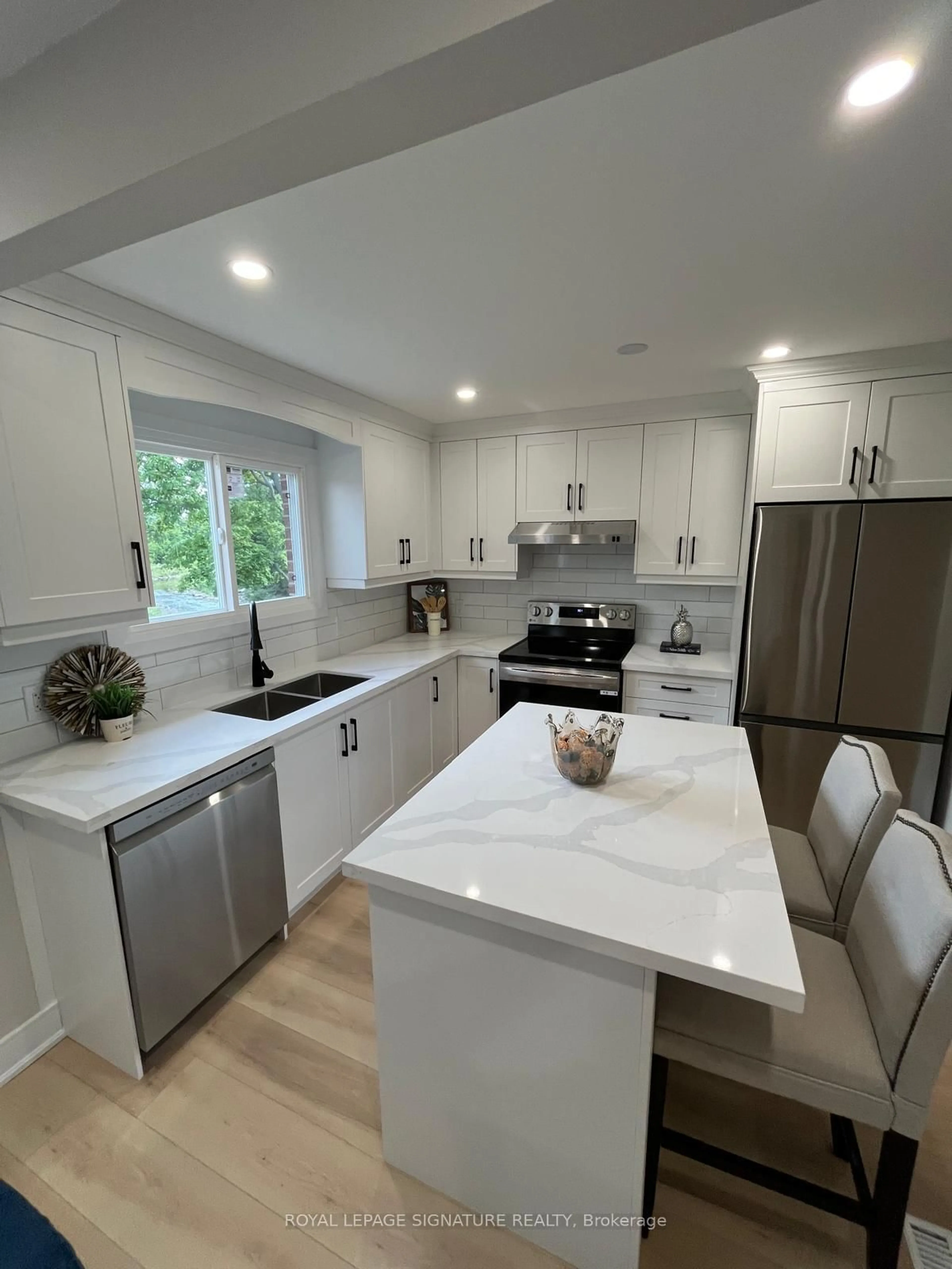 Contemporary kitchen, ceramic/tile floor for 3175 Kirwin Ave #64, Mississauga Ontario L5A 3M4