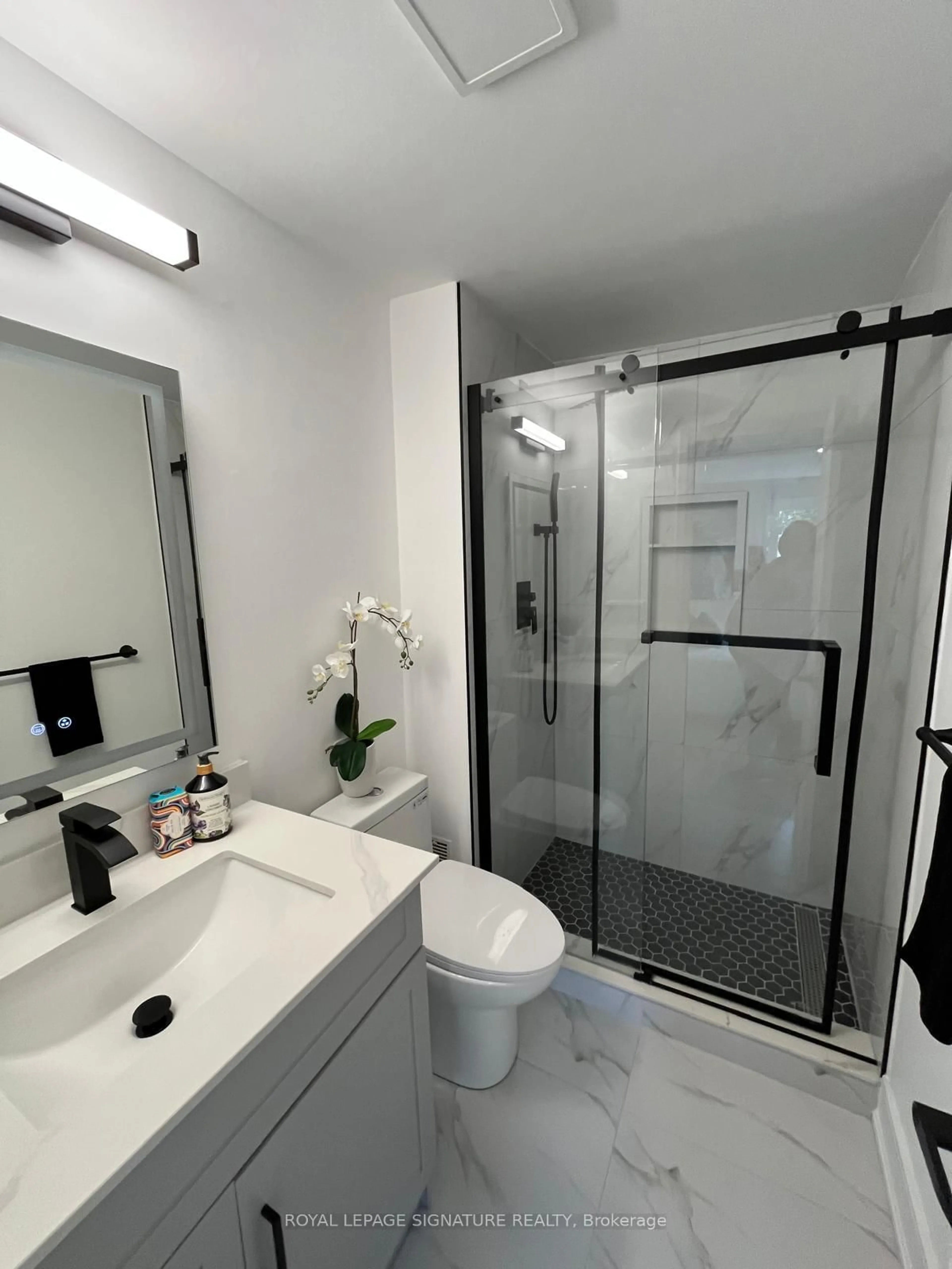 Contemporary bathroom, ceramic/tile floor for 3175 Kirwin Ave #64, Mississauga Ontario L5A 3M4