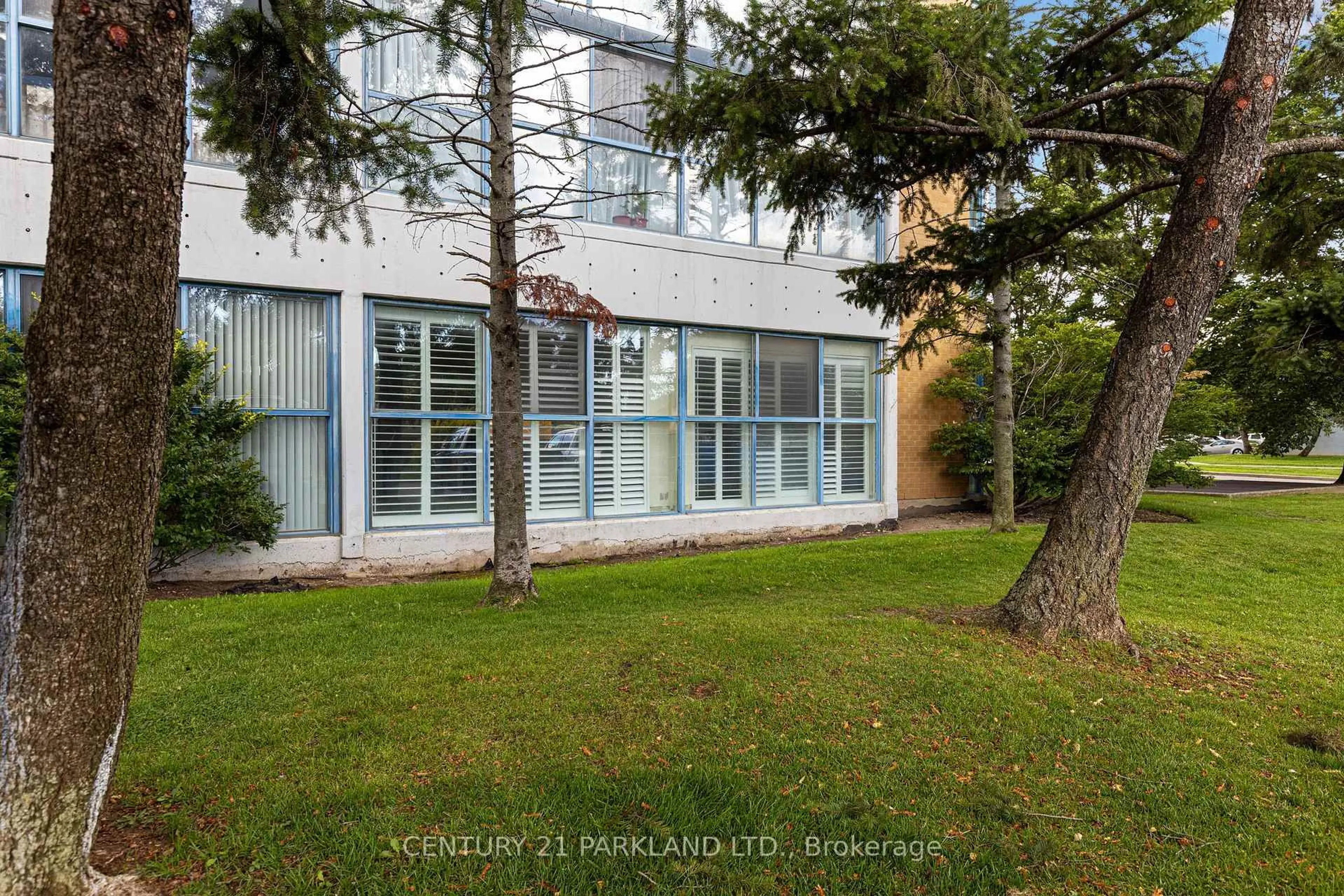 A pic from outside/outdoor area/front of a property/back of a property/a pic from drone, building for 35 Trailwood Dr #112, Mississauga Ontario L4Z 3L6
