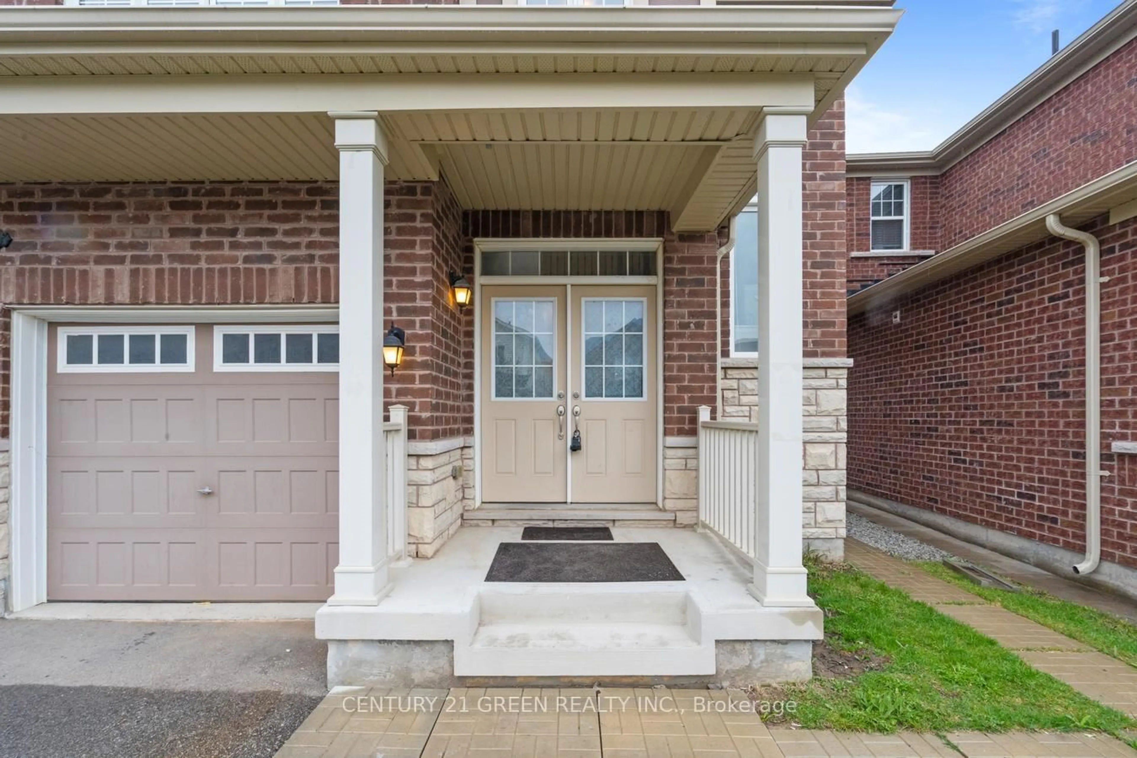 Indoor entryway for 86 Leadenhall Rd, Brampton Ontario L7A 4G2