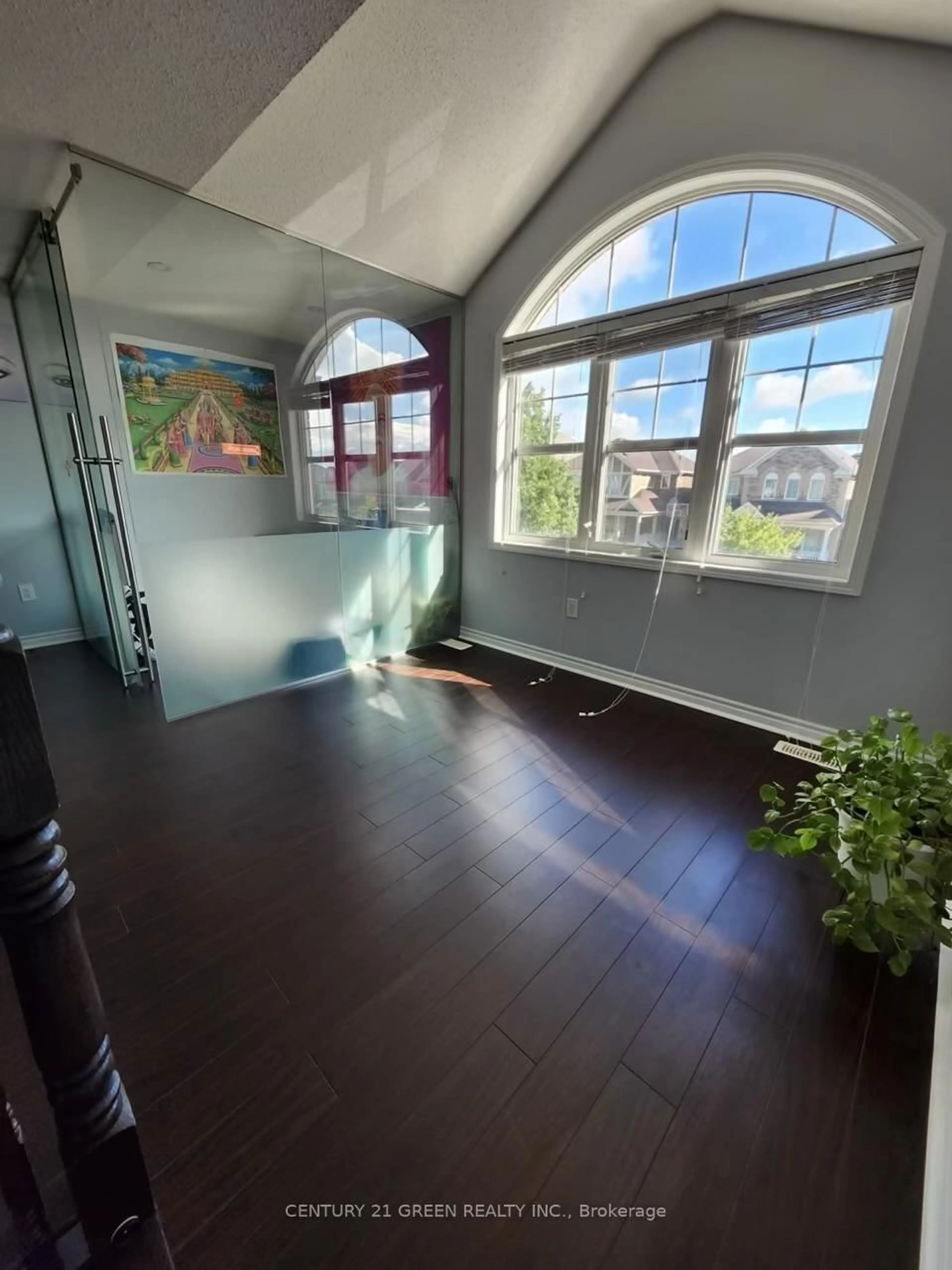 Indoor foyer for 940 Dice Way, Milton Ontario L9T 8C9