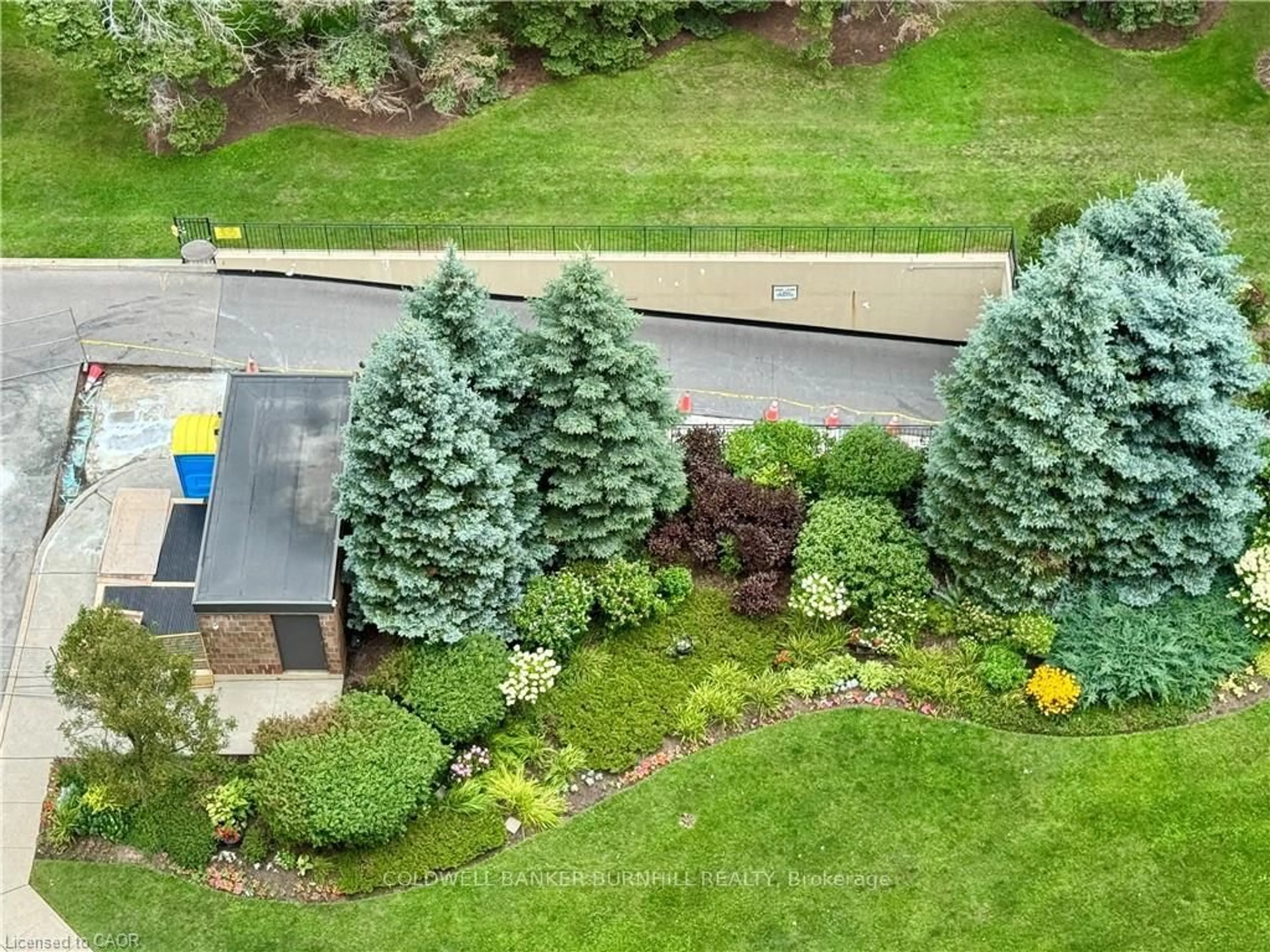 A pic from outside/outdoor area/front of a property/back of a property/a pic from drone, unknown for 5250 Lakeshore Rd #1708, Burlington Ontario L7L 5L2