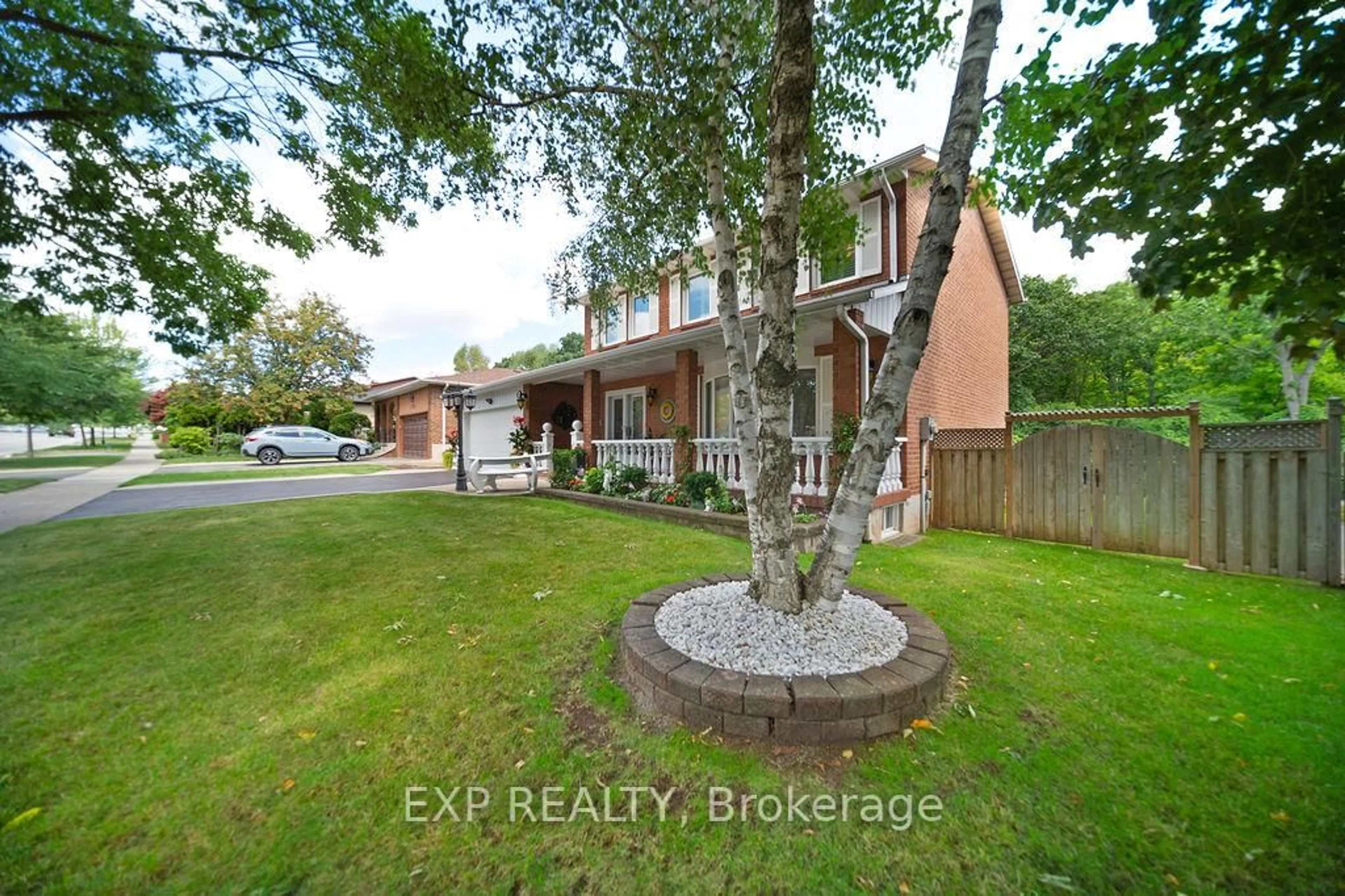 A pic from outside/outdoor area/front of a property/back of a property/a pic from drone, unknown for 1516 Grand Blvd, Oakville Ontario L6H 3E6