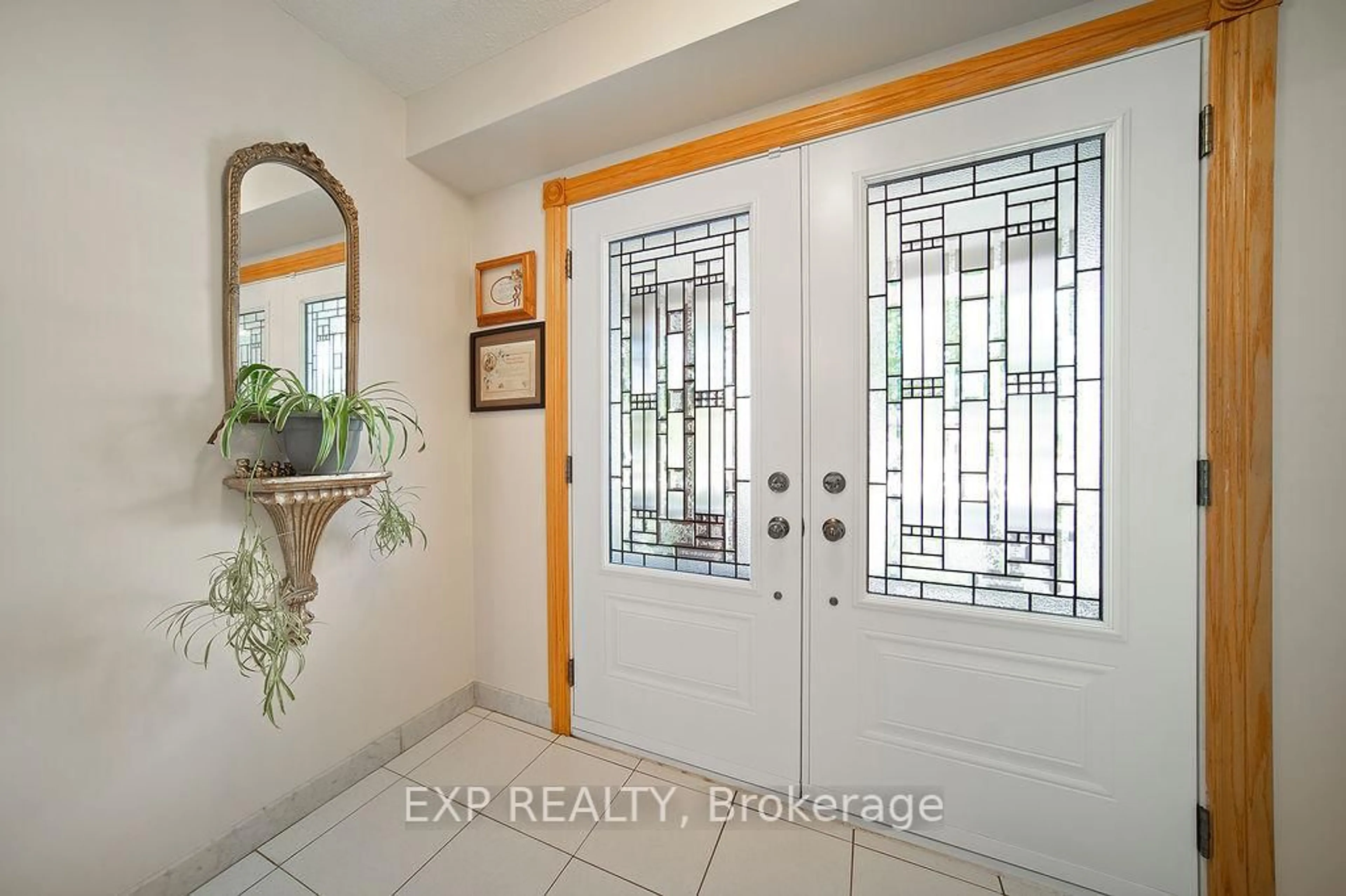 Indoor entryway for 1516 Grand Blvd, Oakville Ontario L6H 3E6