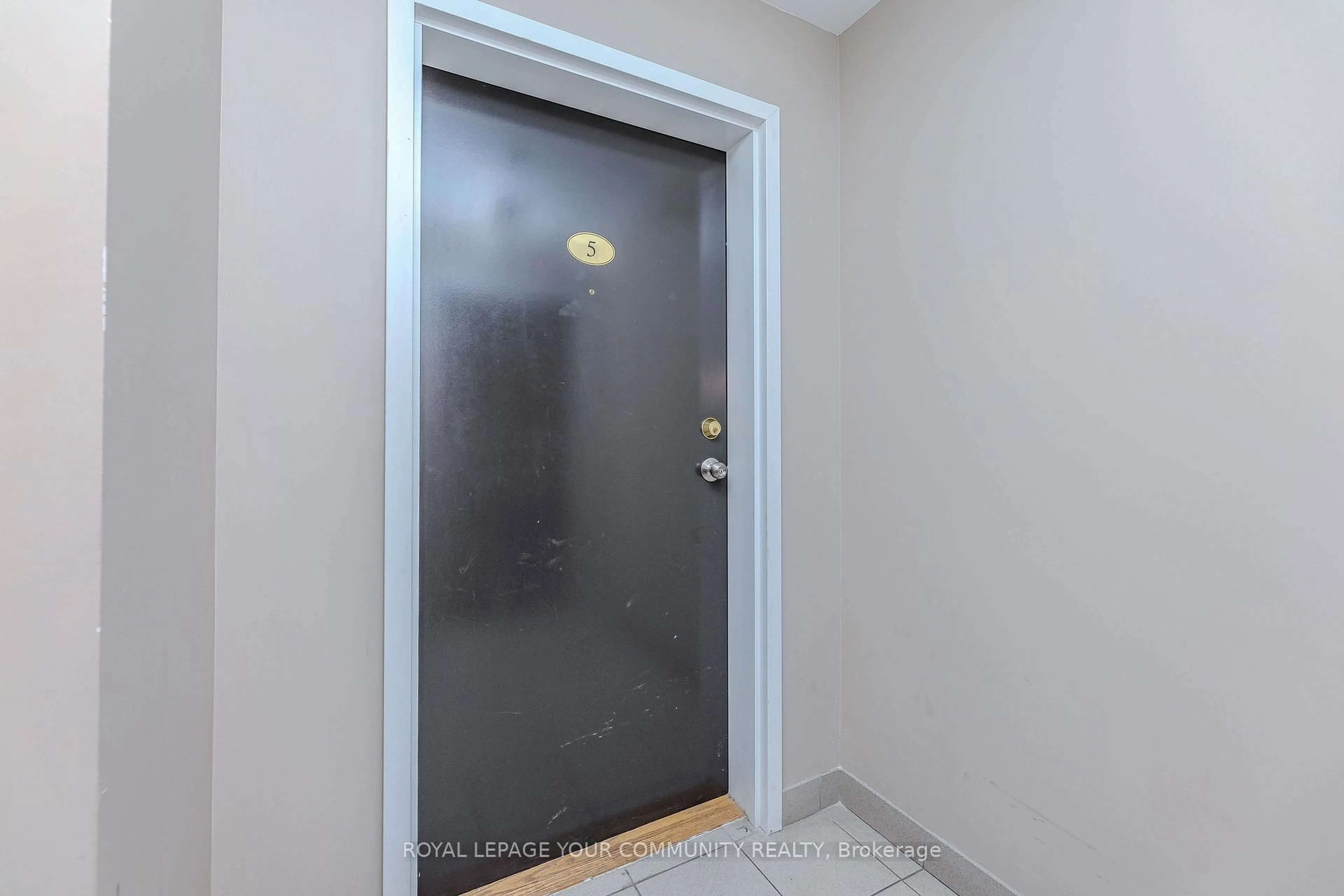 Indoor entryway for 149 Isaac Devins Blvd #5, Toronto Ontario M9M 0C5