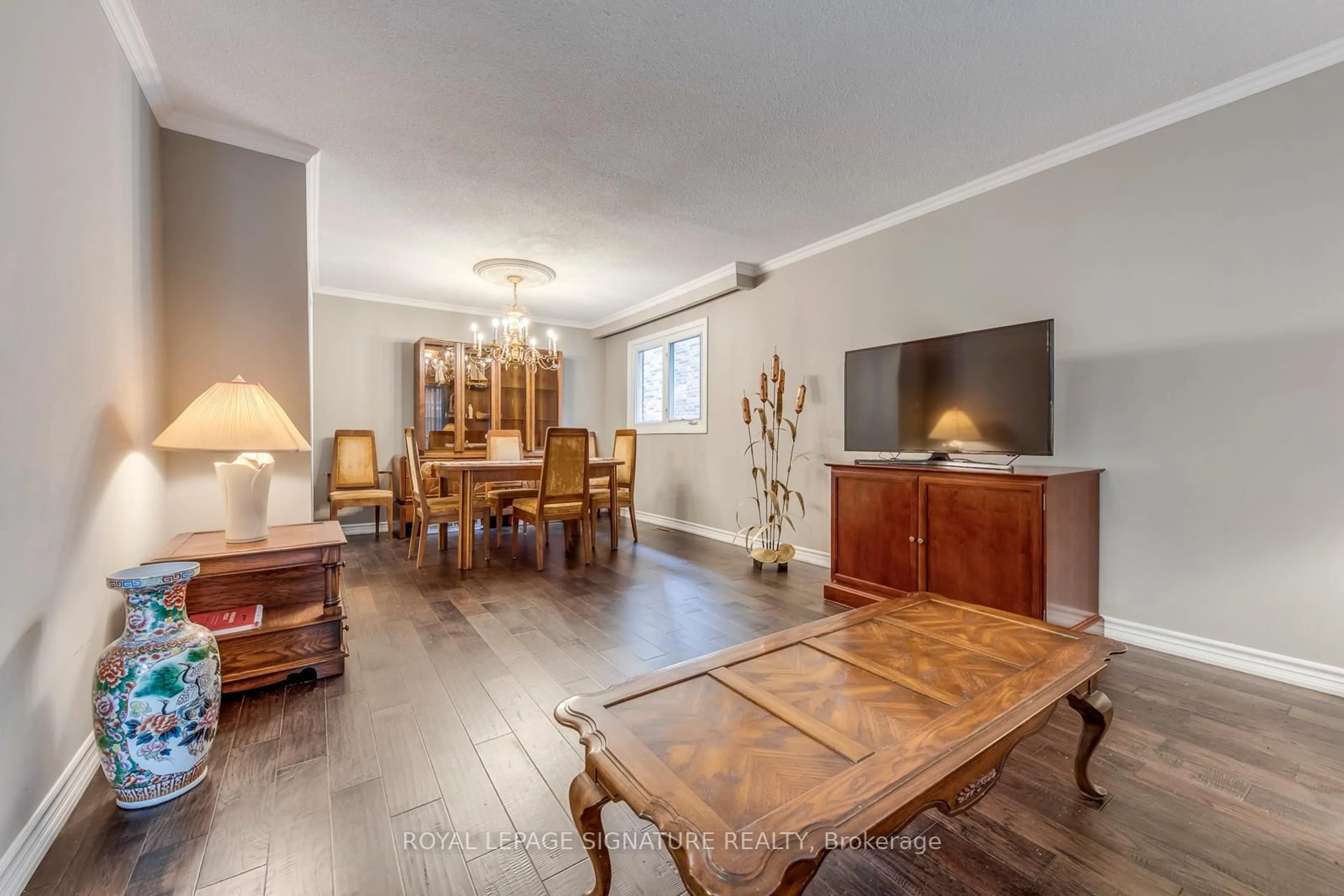 Dining room, wood/laminate floor for 2446 Poplar Cres, Mississauga Ontario L5J 4H3