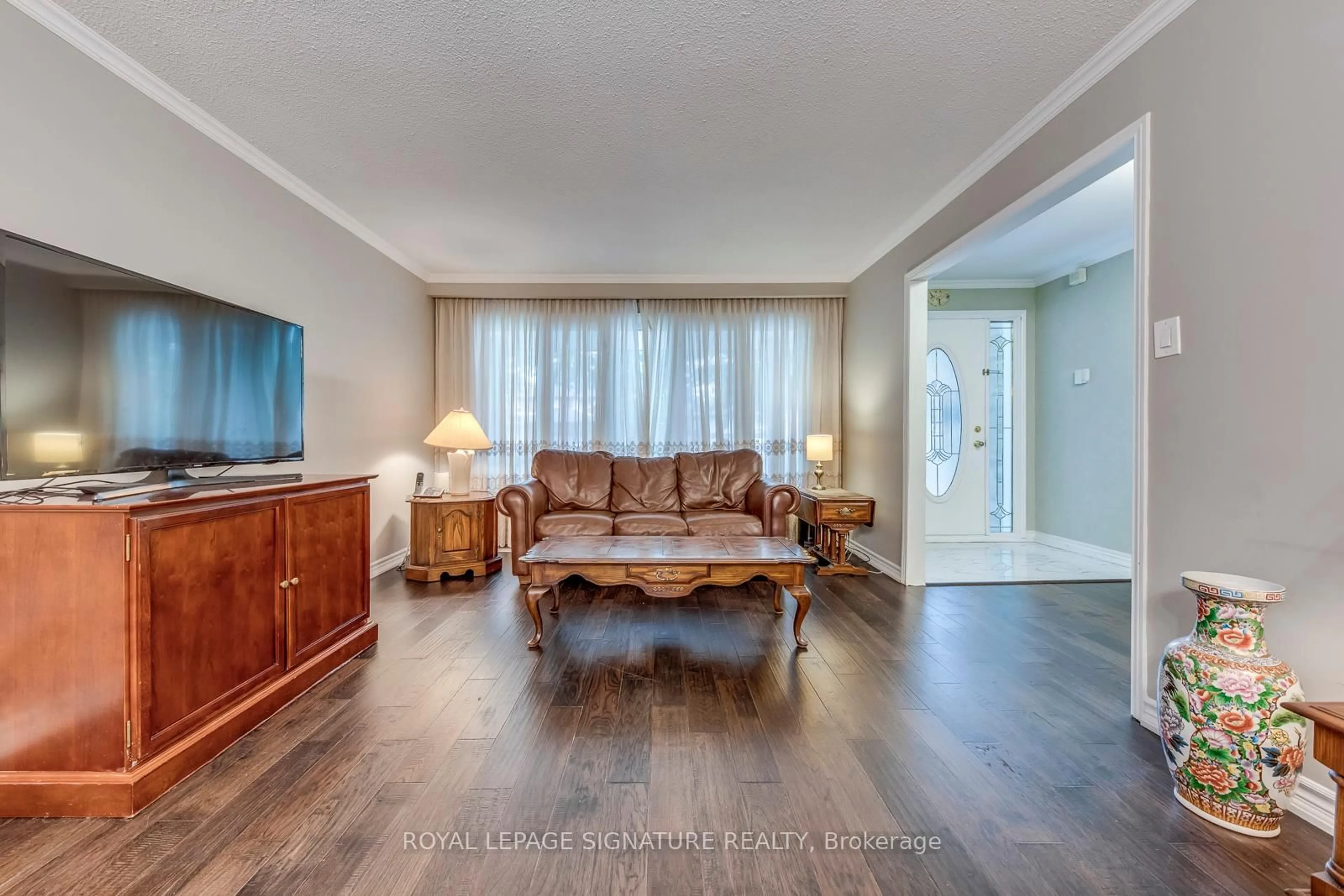 Living room with furniture, wood/laminate floor for 2446 Poplar Cres, Mississauga Ontario L5J 4H3