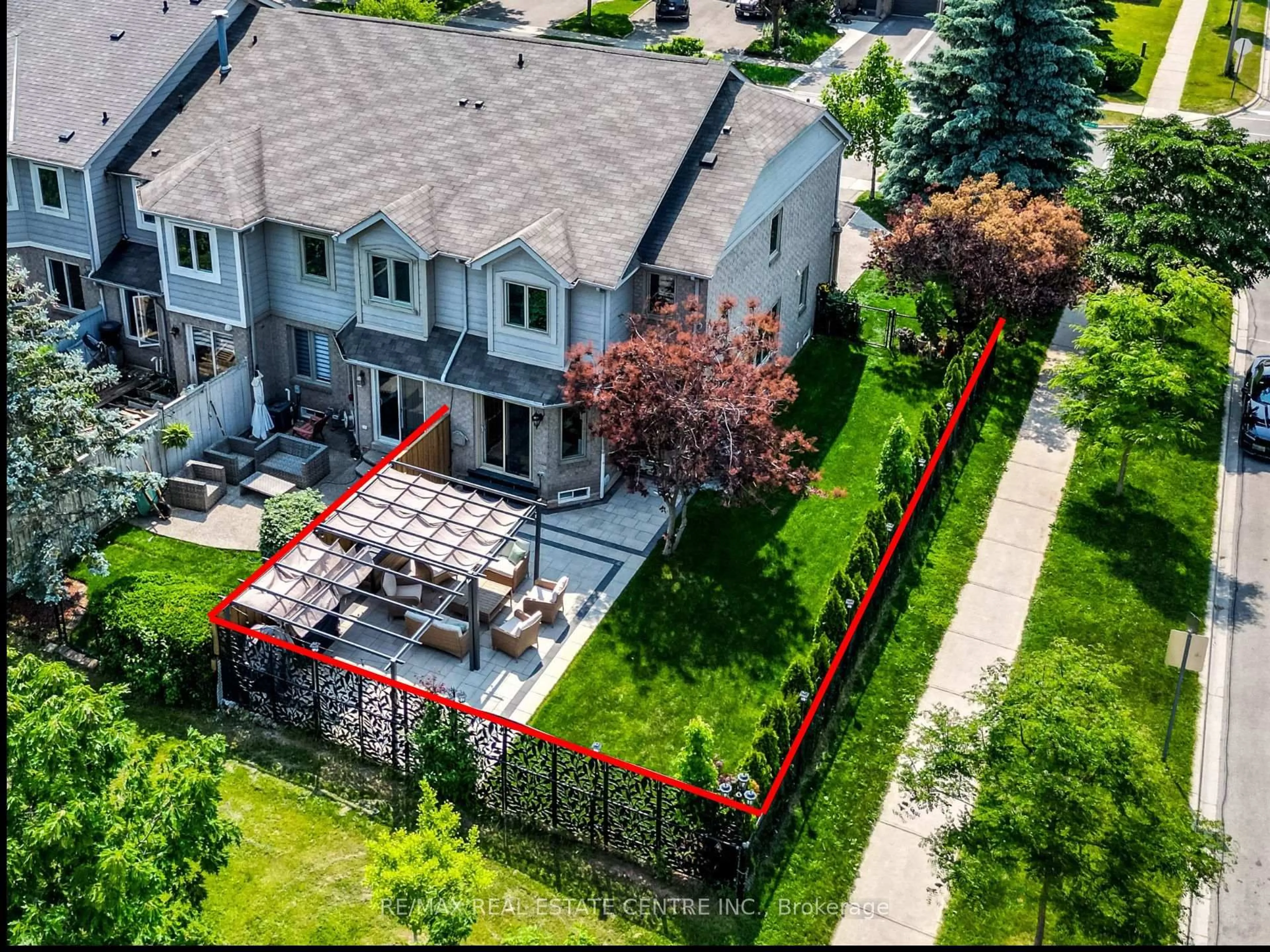 A pic from outside/outdoor area/front of a property/back of a property/a pic from drone, street for 1126 Westview Terr, Oakville Ontario L6M 3M1