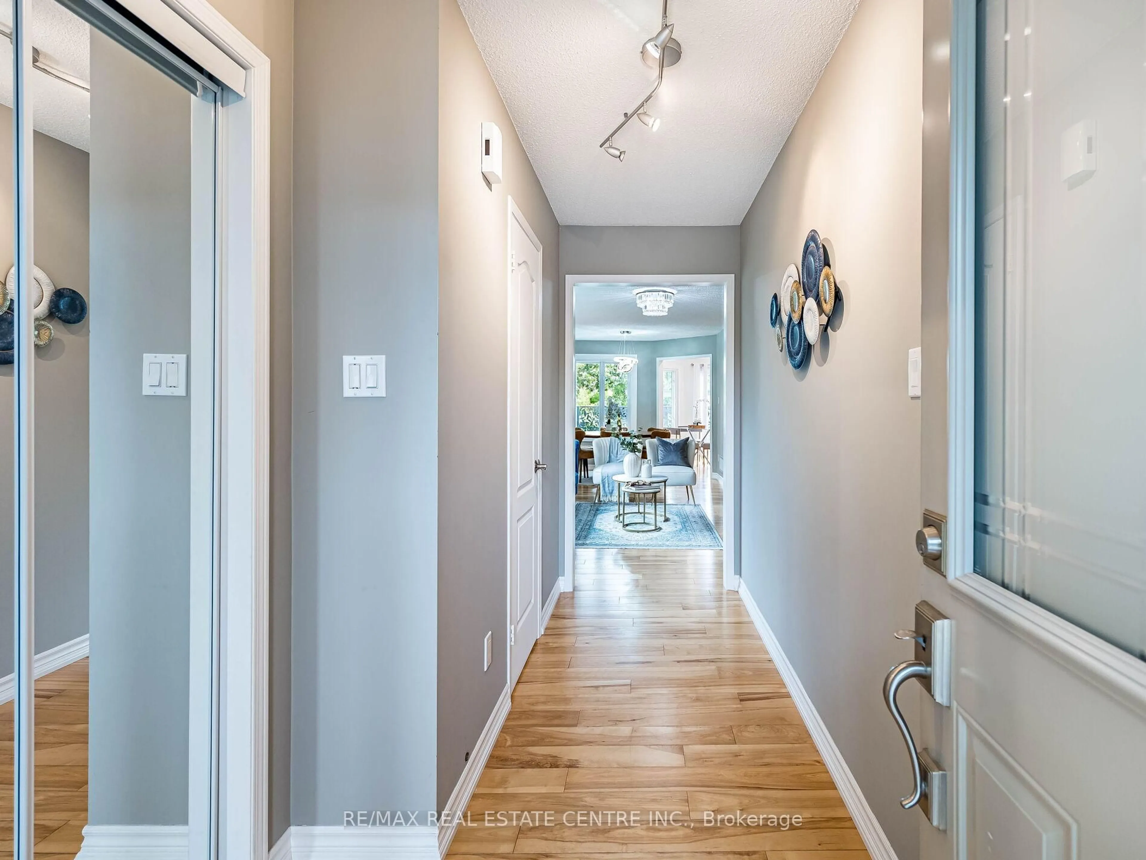 Indoor entryway for 1126 Westview Terr, Oakville Ontario L6M 3M1