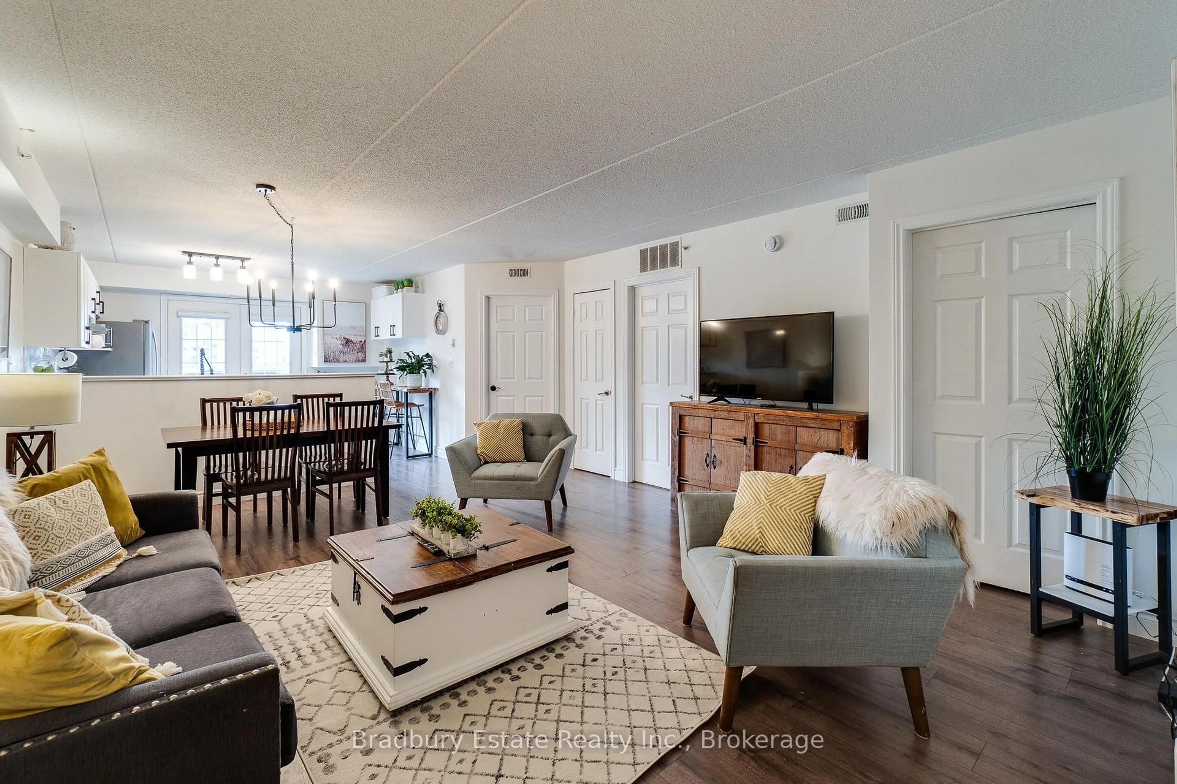 Living room with furniture, unknown for 2045 Appleby Line #305, Burlington Ontario L7L 7G9