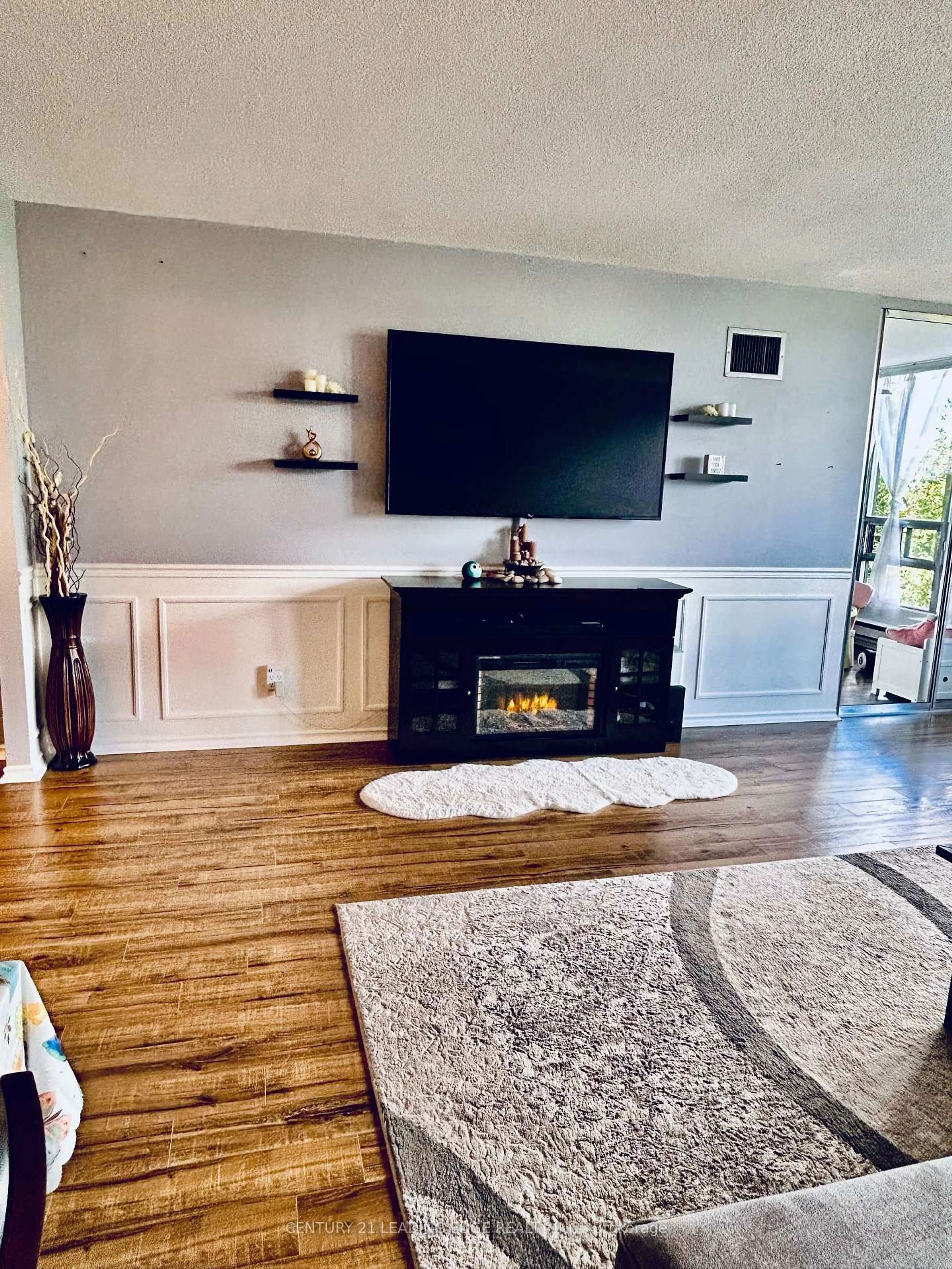 Living room with furniture, wood/laminate floor for 310 Mill St #401, Brampton Ontario L6Y 3B1