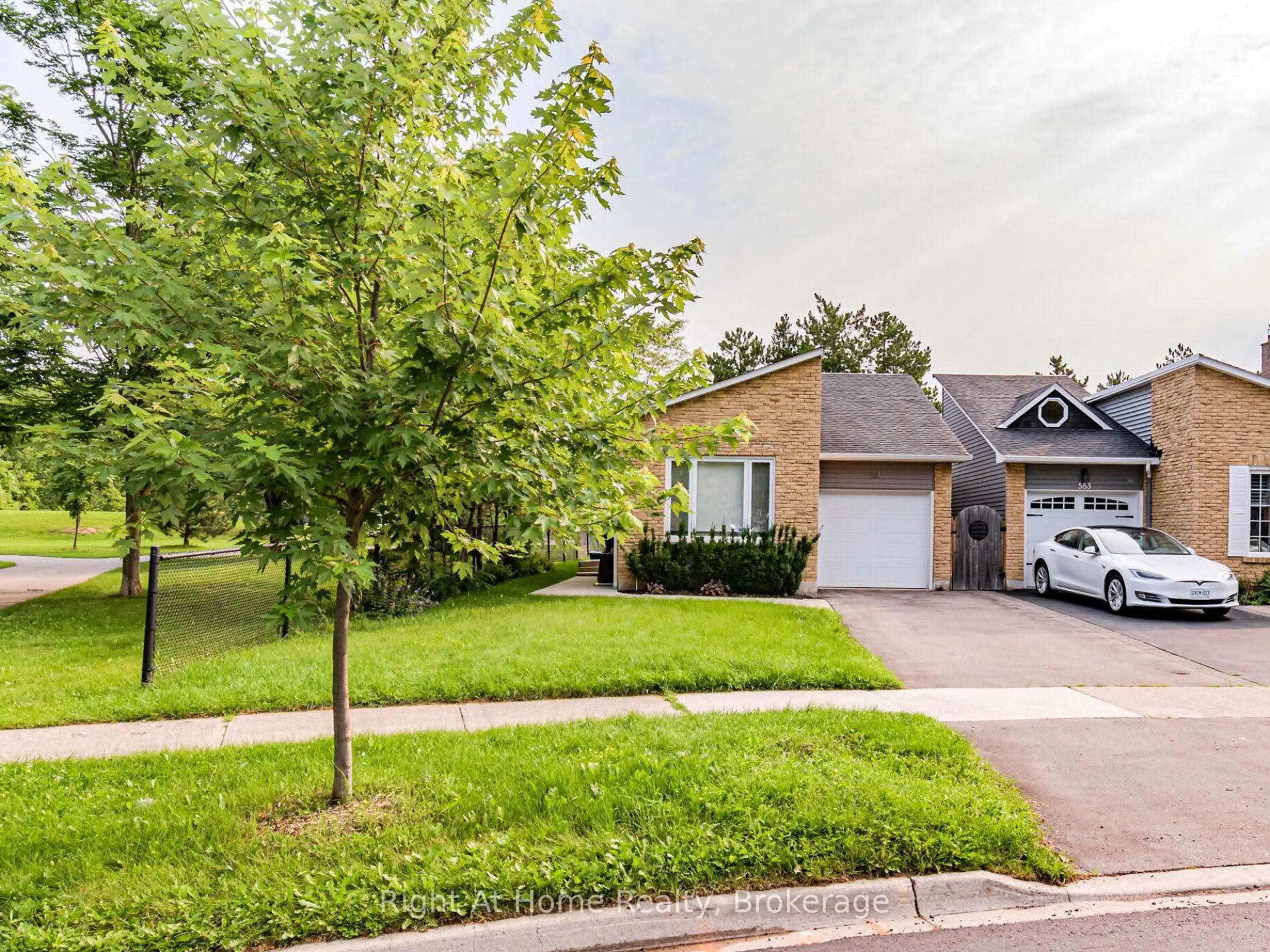 Home with brick exterior material, street for 581 Beaver Crt, Milton Ontario L9T 4A8