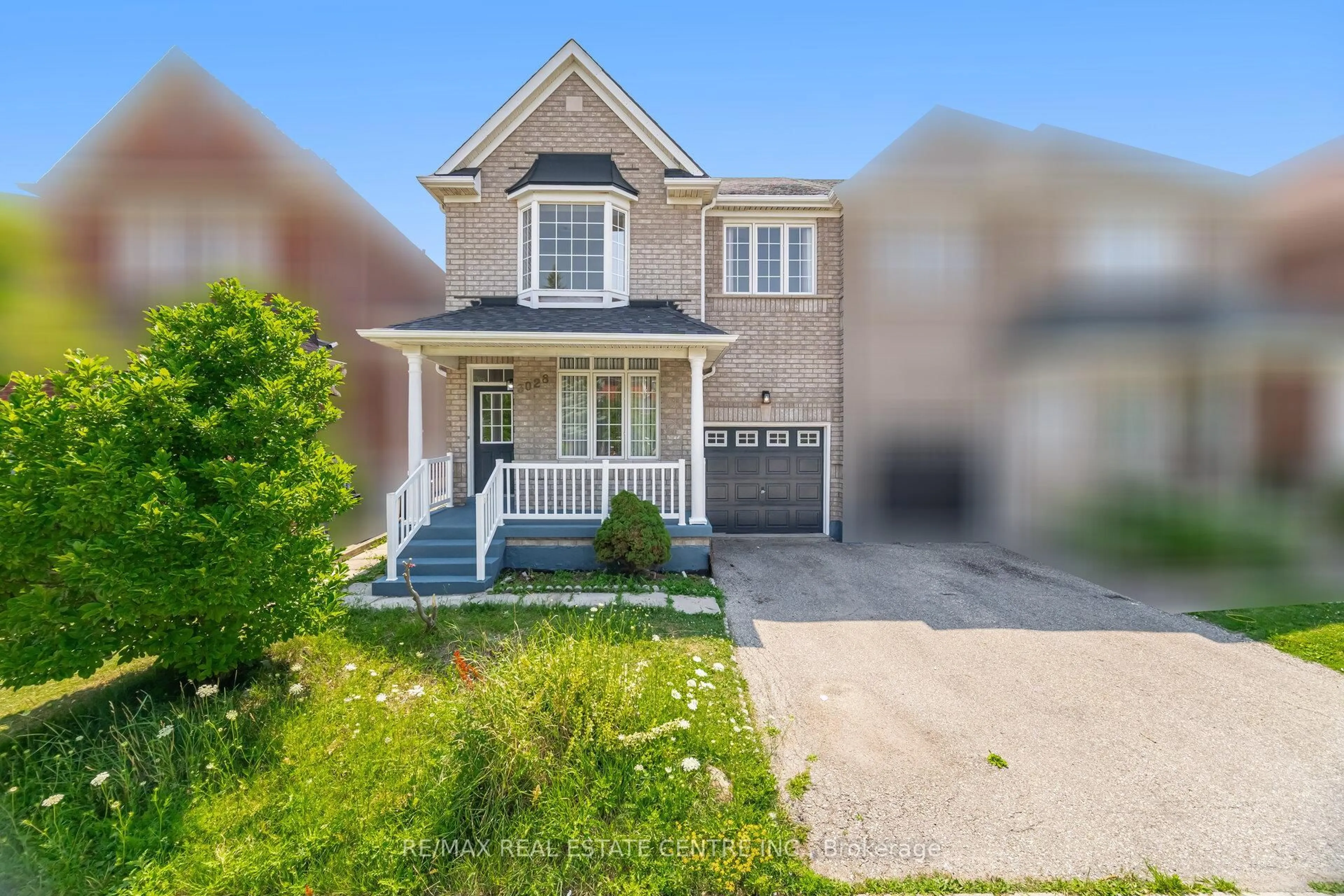 A pic from outside/outdoor area/front of a property/back of a property/a pic from drone, street for 3028 Workman Dr, Mississauga Ontario L5M 6J9