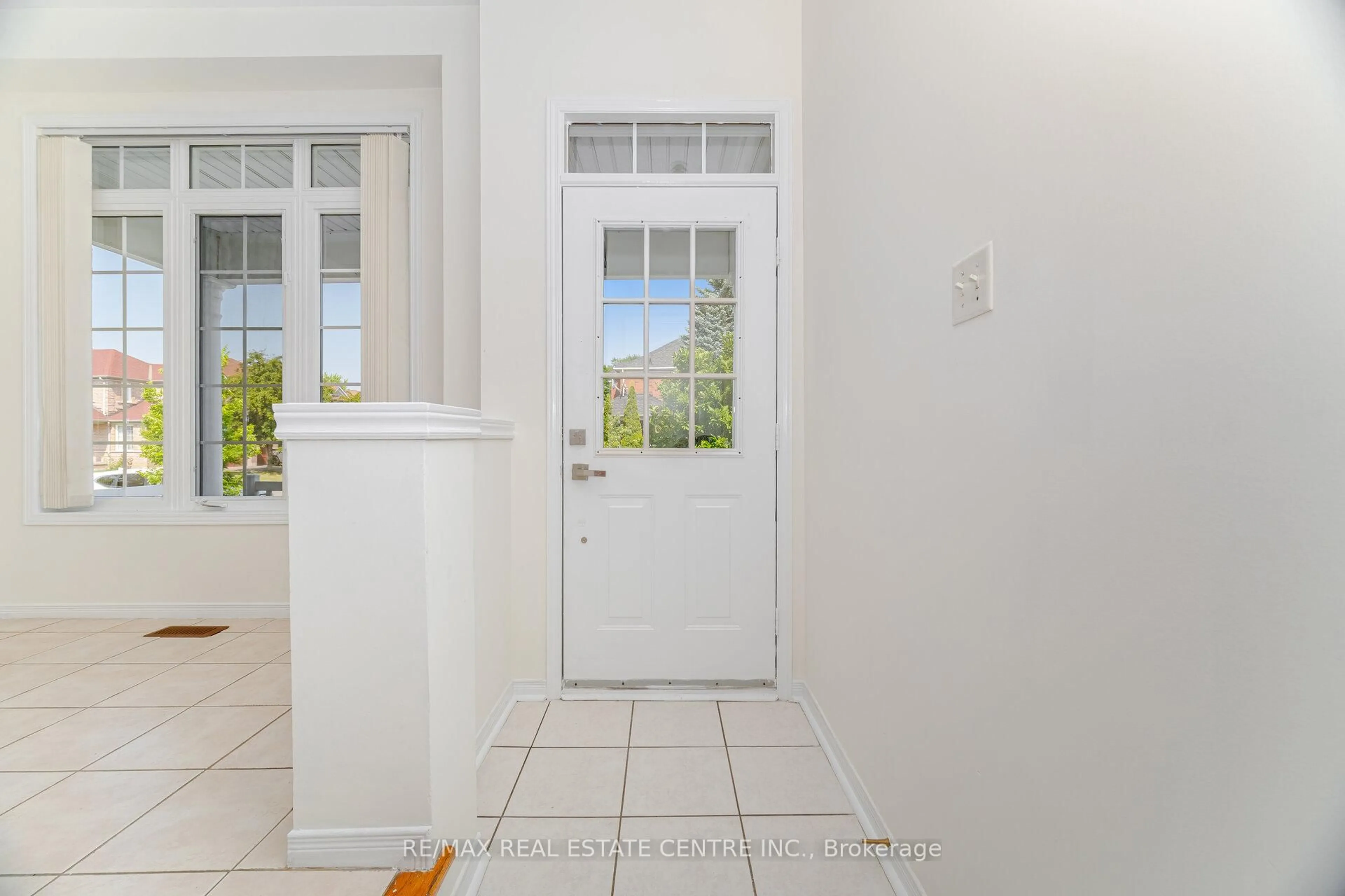 Indoor entryway for 3028 Workman Dr, Mississauga Ontario L5M 6J9