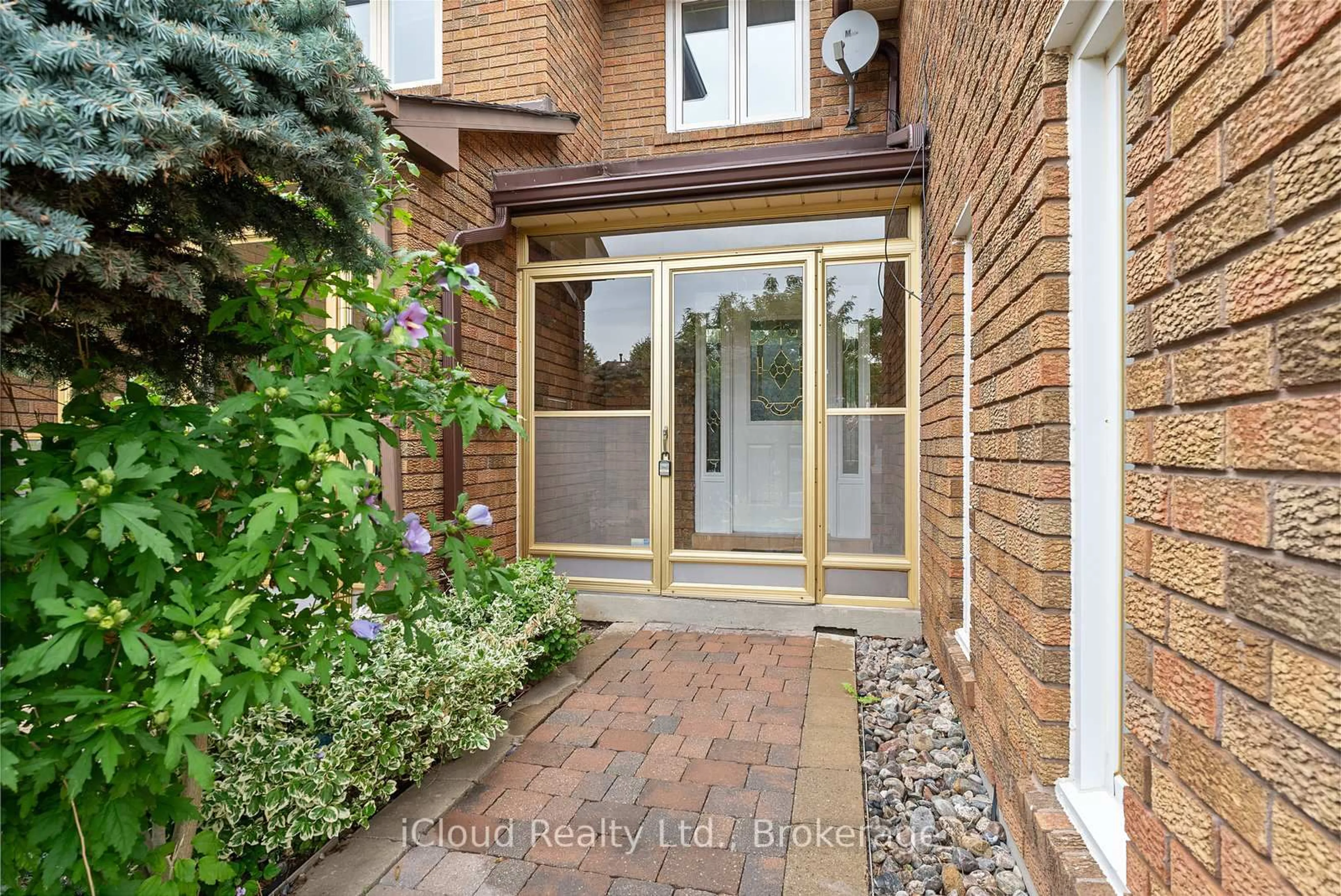 Indoor entryway for 75 Bremen Lane, Mississauga Ontario L5M 1G7