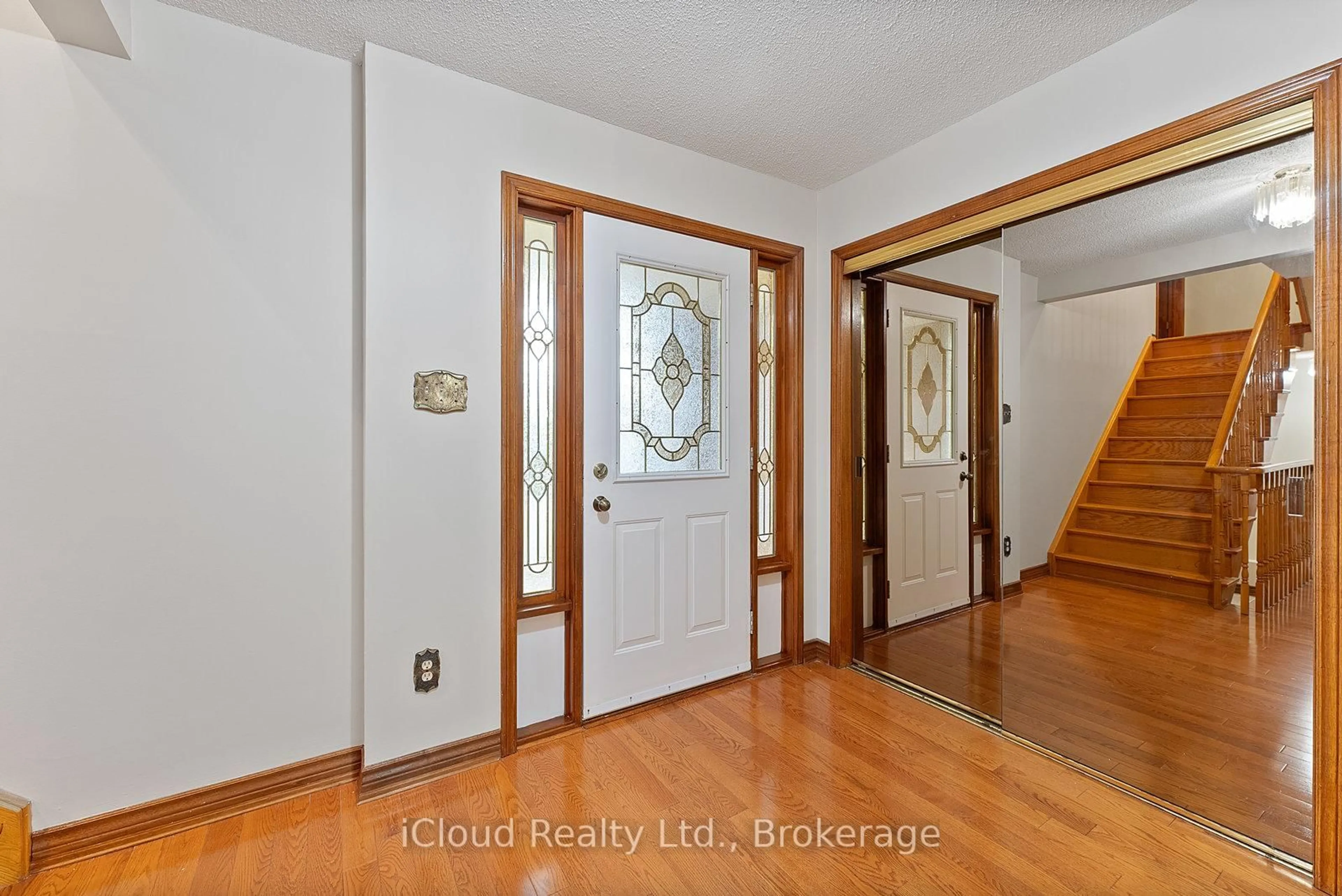 Indoor entryway for 75 Bremen Lane, Mississauga Ontario L5M 1G7