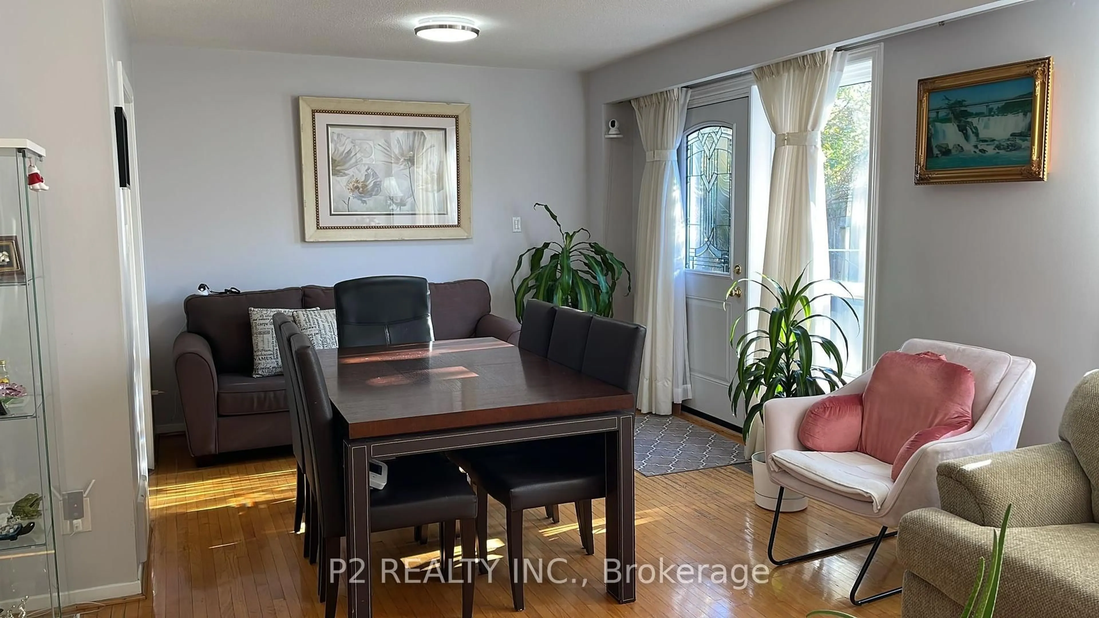 Living room with furniture, wood/laminate floor for 25 Gosford Blvd #22, Toronto Ontario M3N 2G7