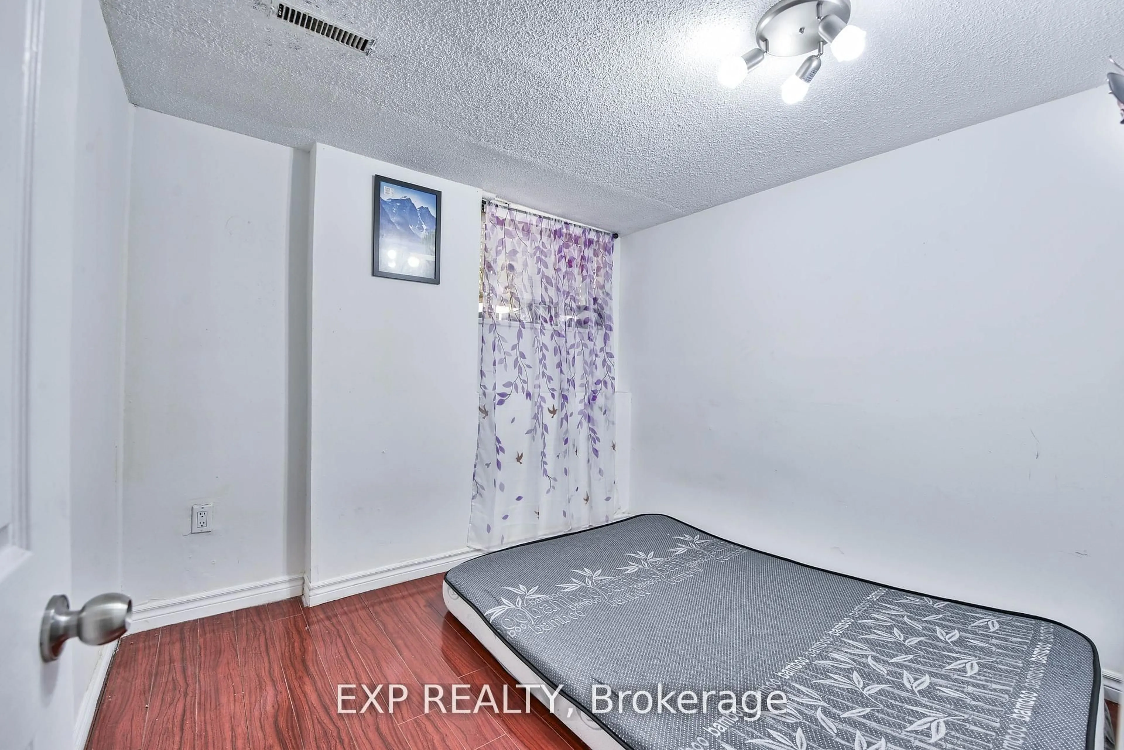 A pic of a room for 7292 Redfox Rd, Mississauga Ontario L4T 2L8