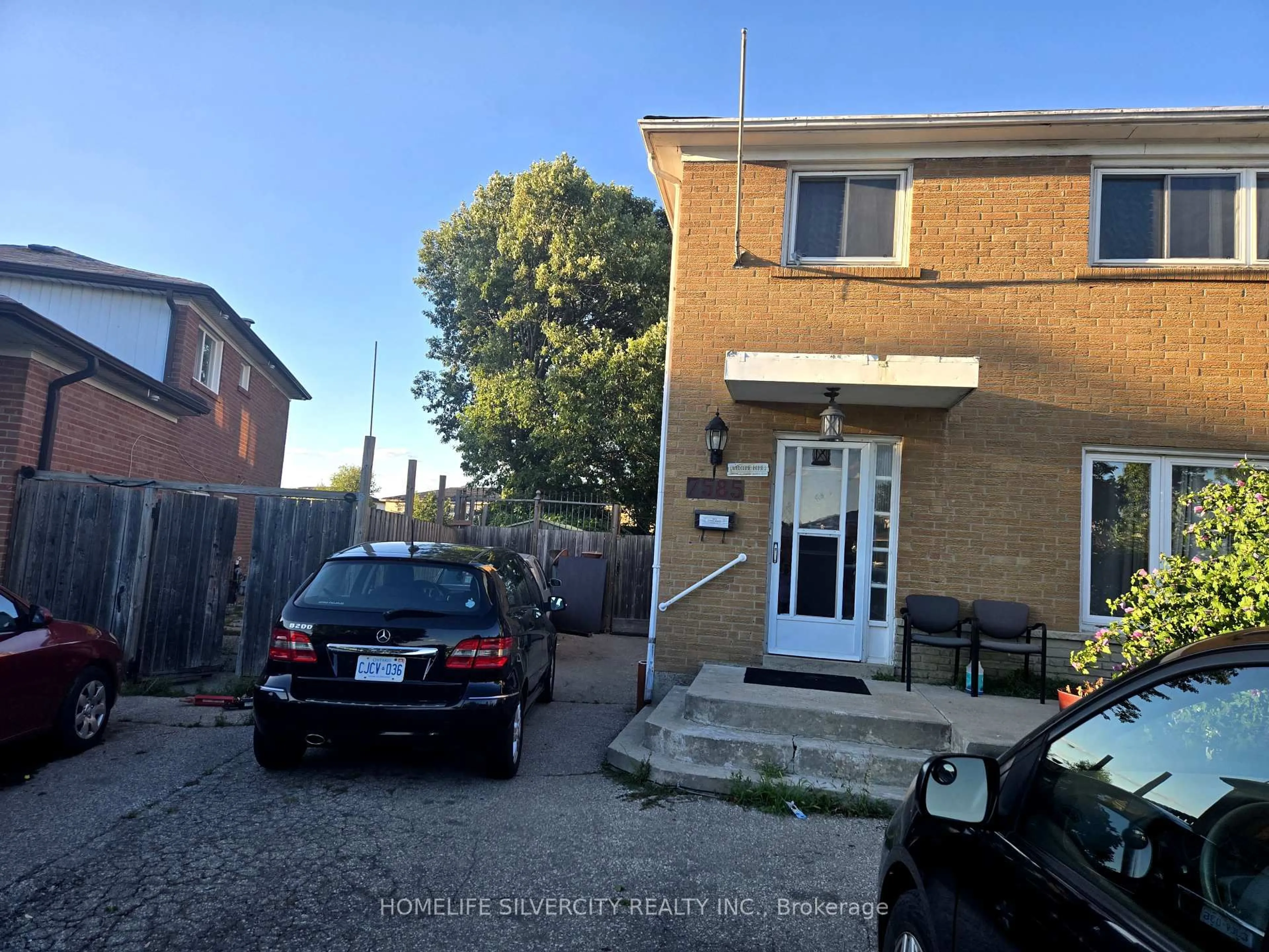 A pic from outside/outdoor area/front of a property/back of a property/a pic from drone, street for 7585 Wrenwood Cres, Mississauga Ontario L4T 2V8