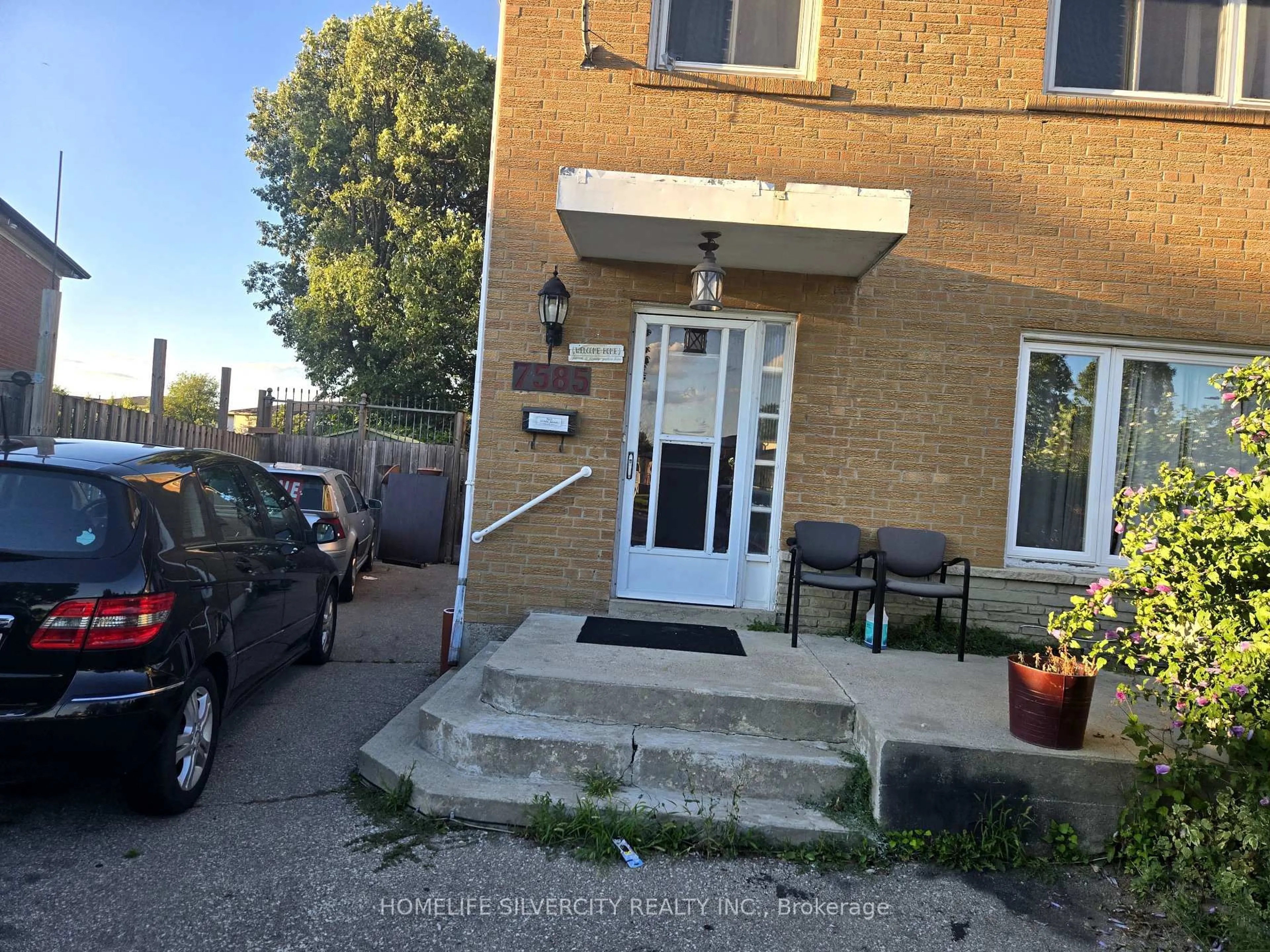 A pic from outside/outdoor area/front of a property/back of a property/a pic from drone, street for 7585 Wrenwood Cres, Mississauga Ontario L4T 2V8