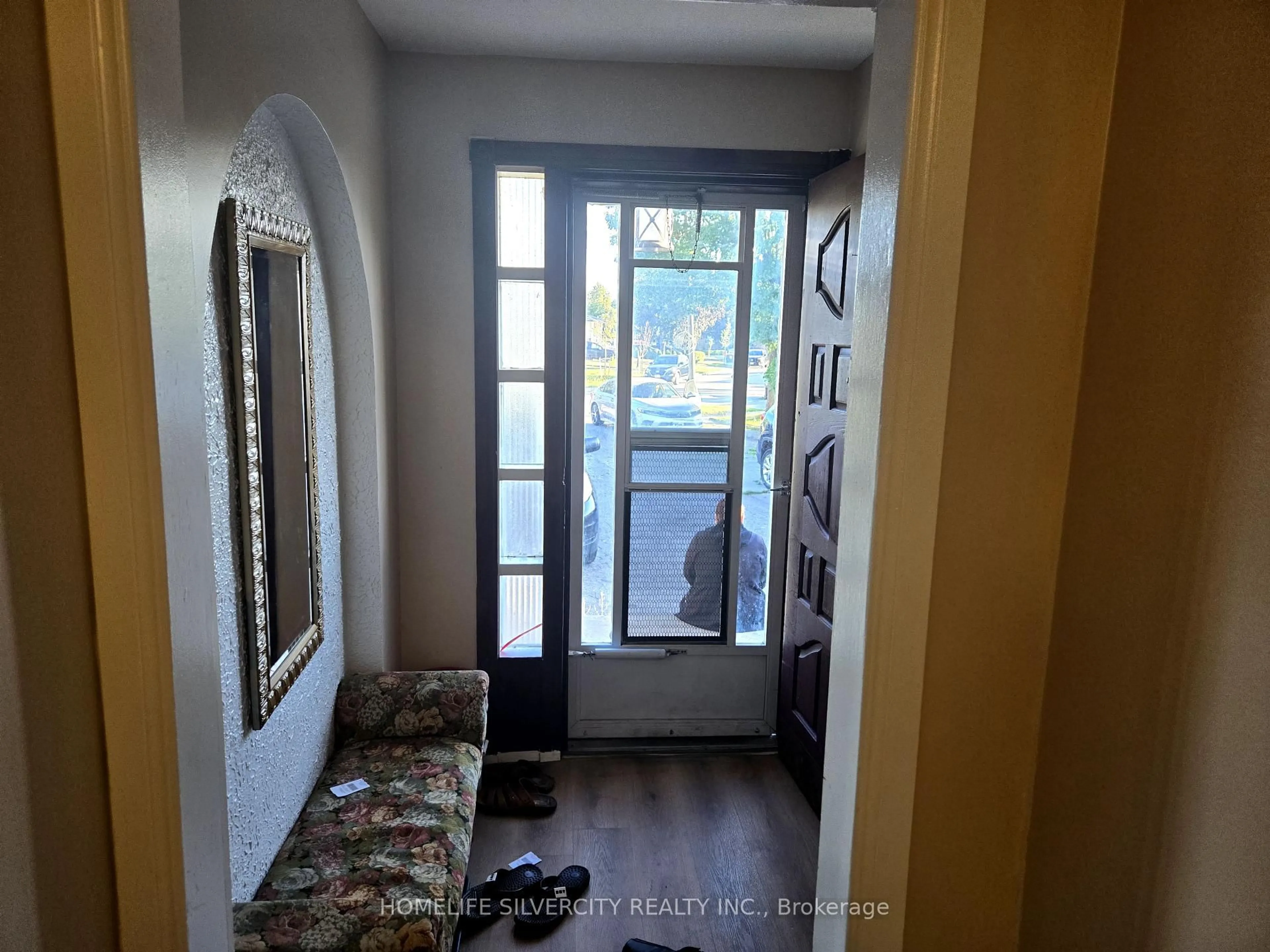 Indoor entryway for 7585 Wrenwood Cres, Mississauga Ontario L4T 2V8