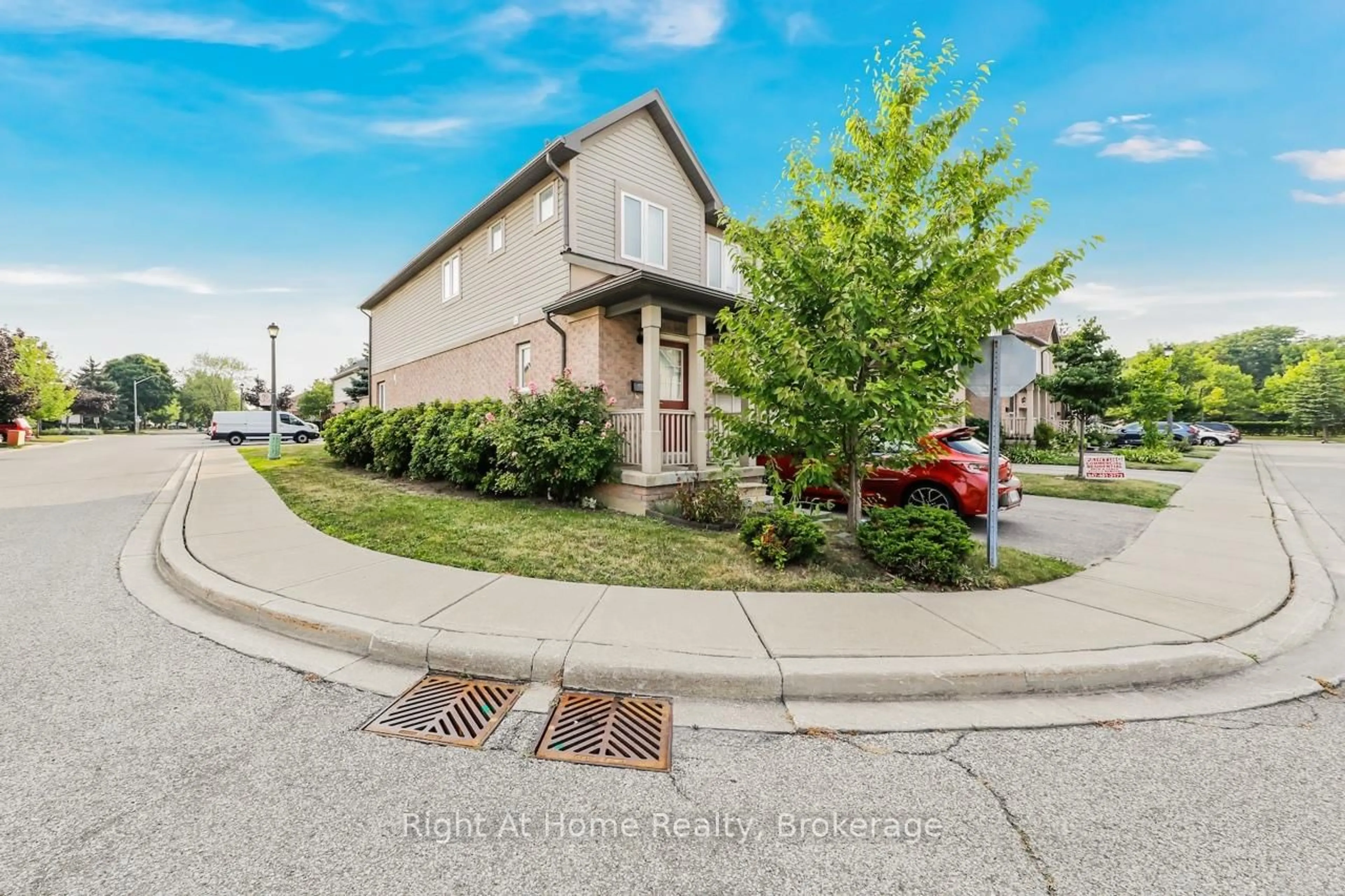 A pic from outside/outdoor area/front of a property/back of a property/a pic from drone, street for 5255 Guildwood Way #48, Mississauga Ontario L5R 3J5