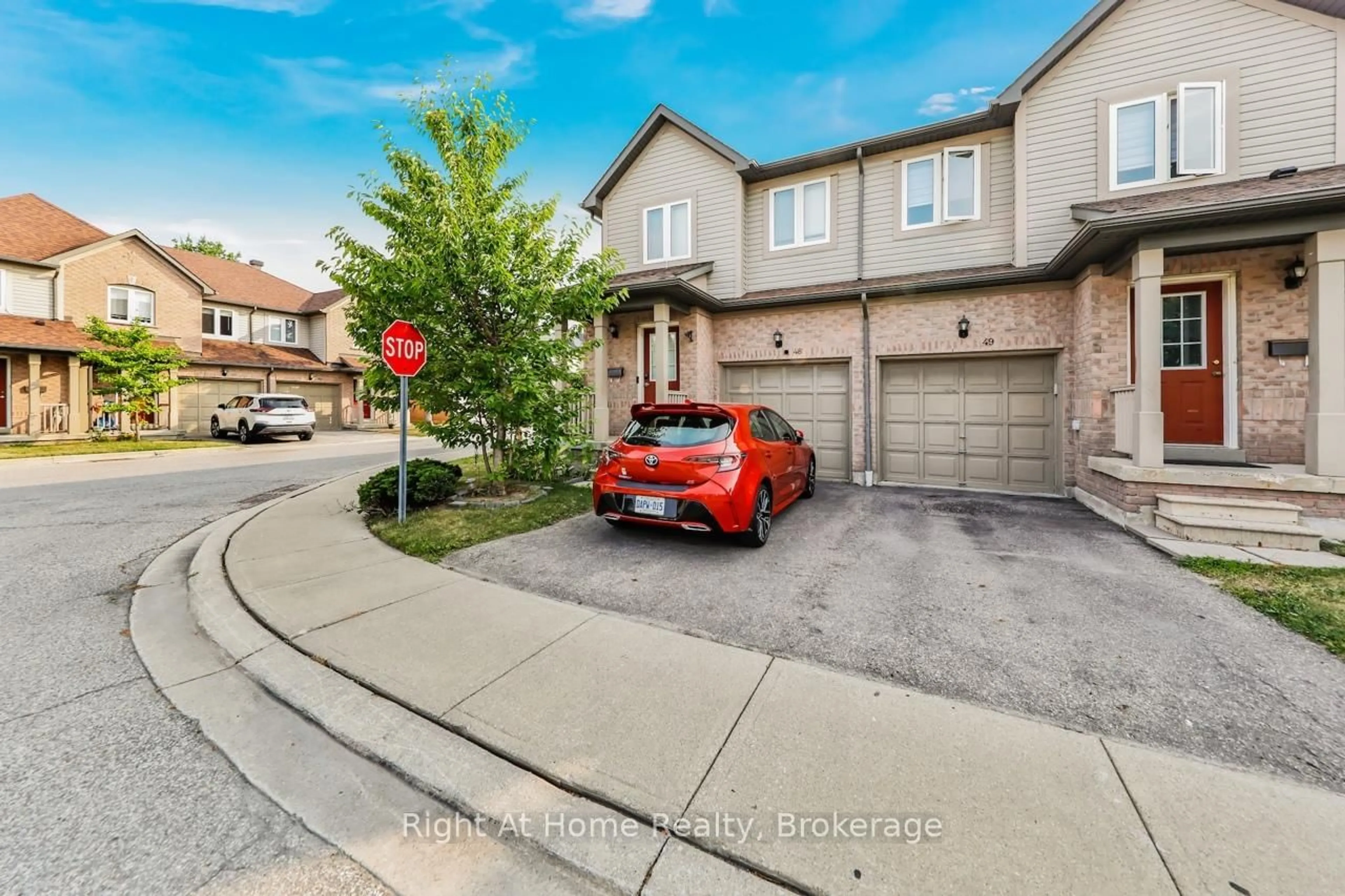 A pic from outside/outdoor area/front of a property/back of a property/a pic from drone, street for 5255 Guildwood Way #48, Mississauga Ontario L5R 3J5