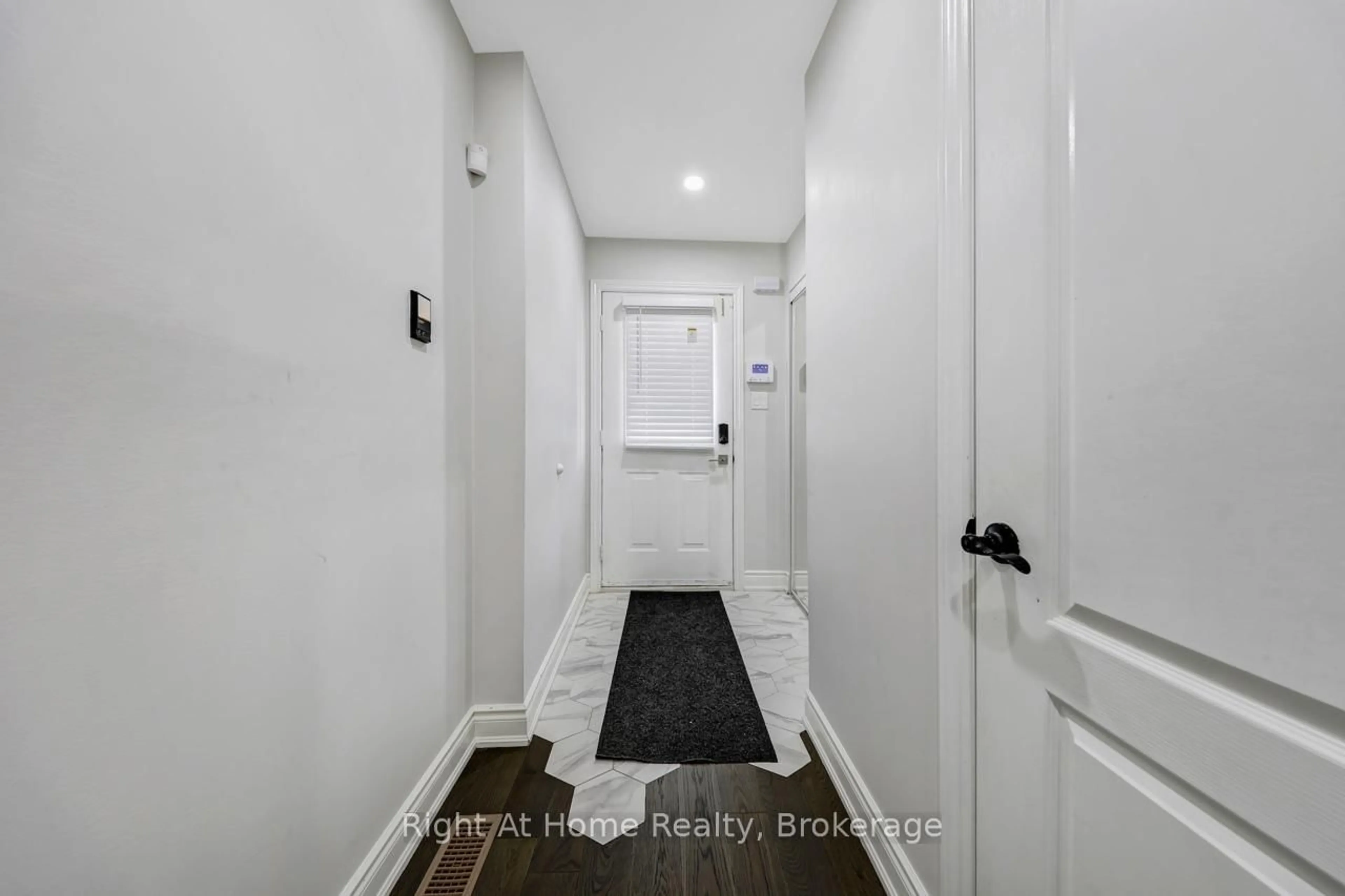 Indoor entryway for 5255 Guildwood Way #48, Mississauga Ontario L5R 3J5
