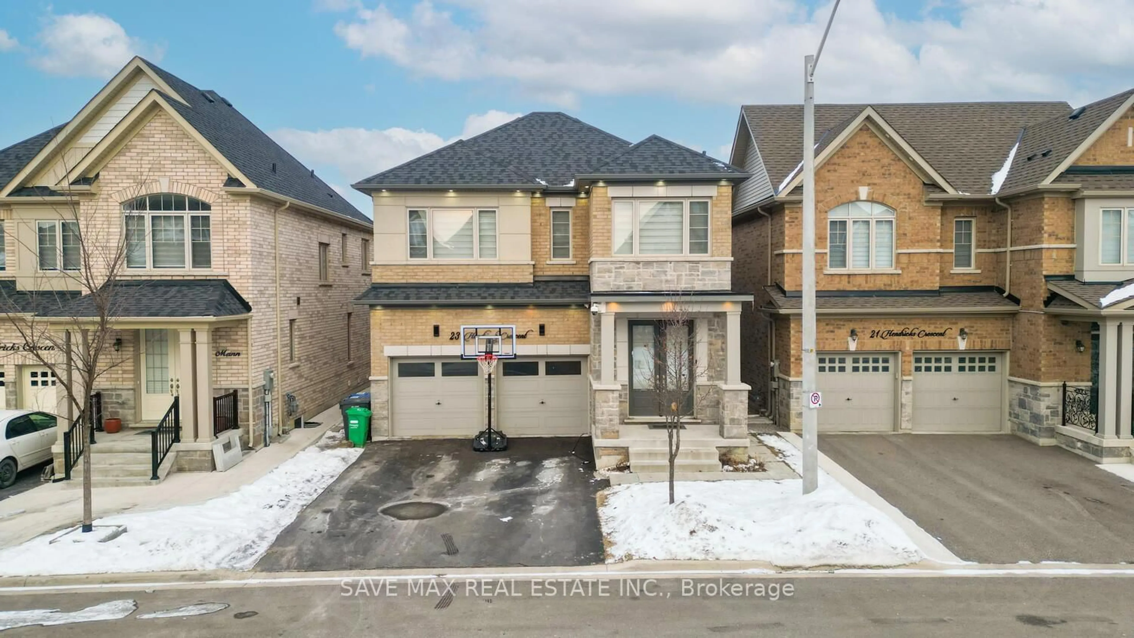 A pic from outside/outdoor area/front of a property/back of a property/a pic from drone, street for 23 HENDRICKS Cres, Brampton Ontario L6Y 4L2