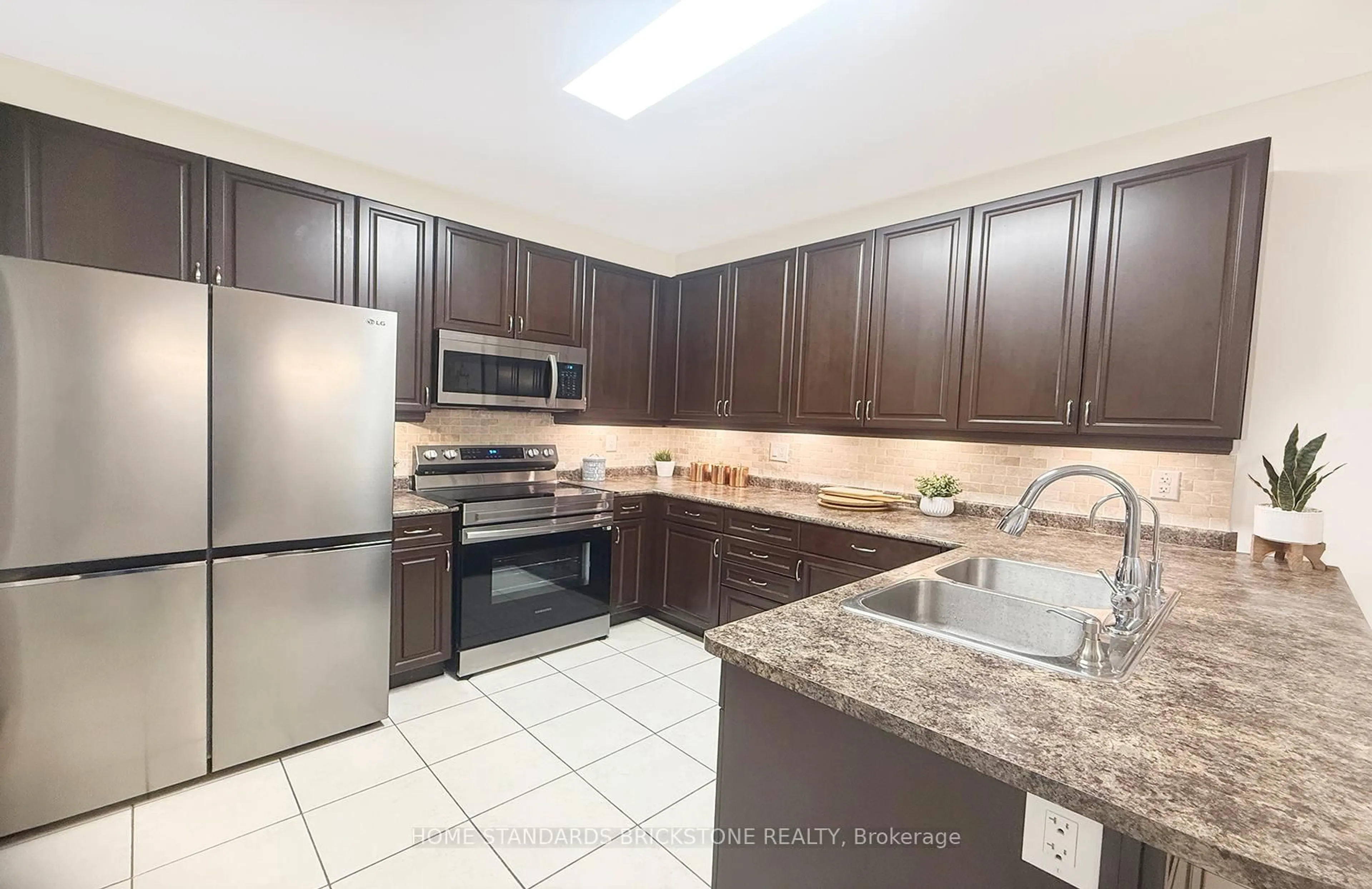 Standard kitchen, ceramic/tile floor for 2465 Quetico Cres, Oakville Ontario L6M 0R4