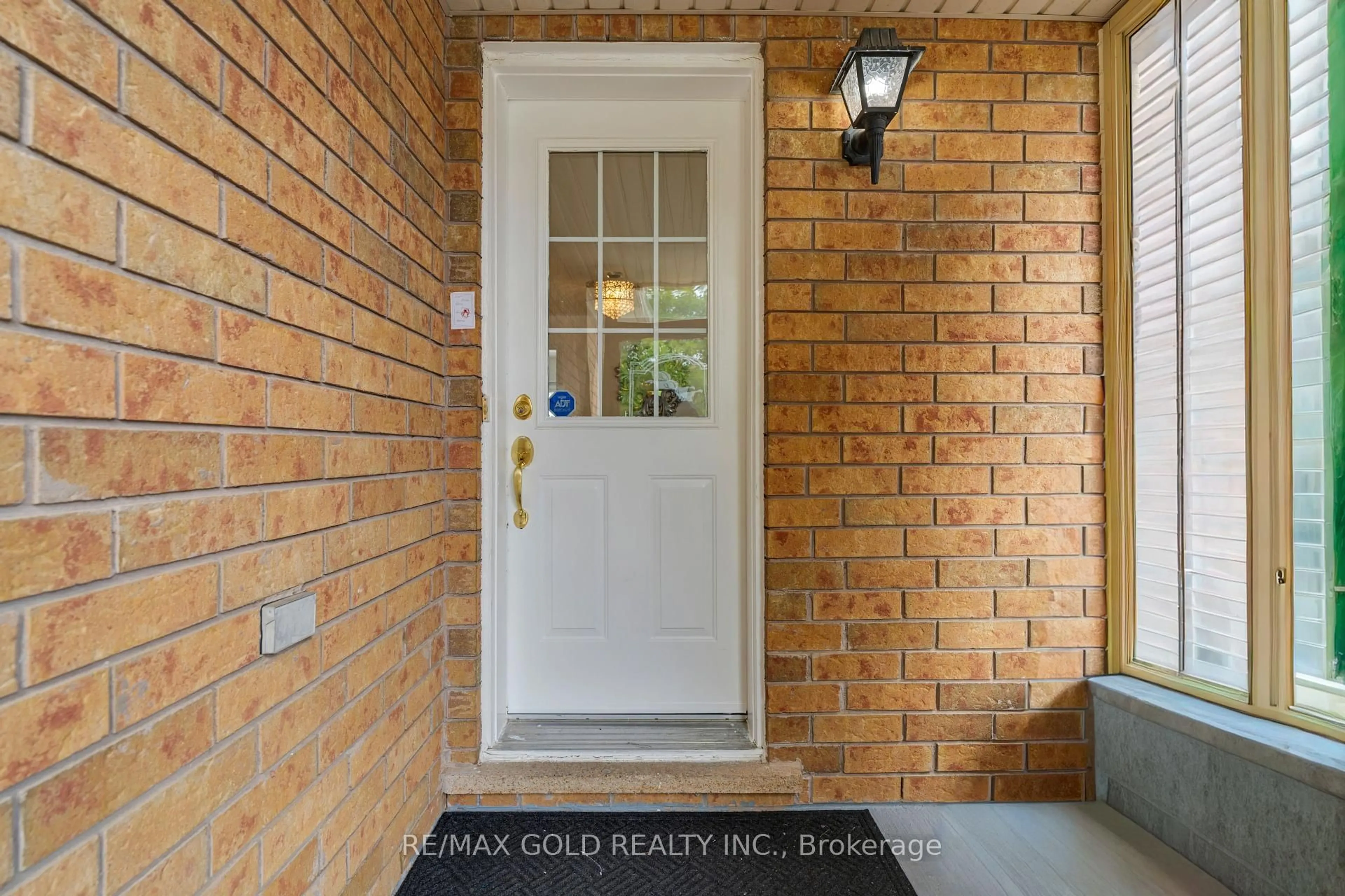 Indoor entryway for 255 Brisdale Dr, Brampton Ontario L7A 2T3