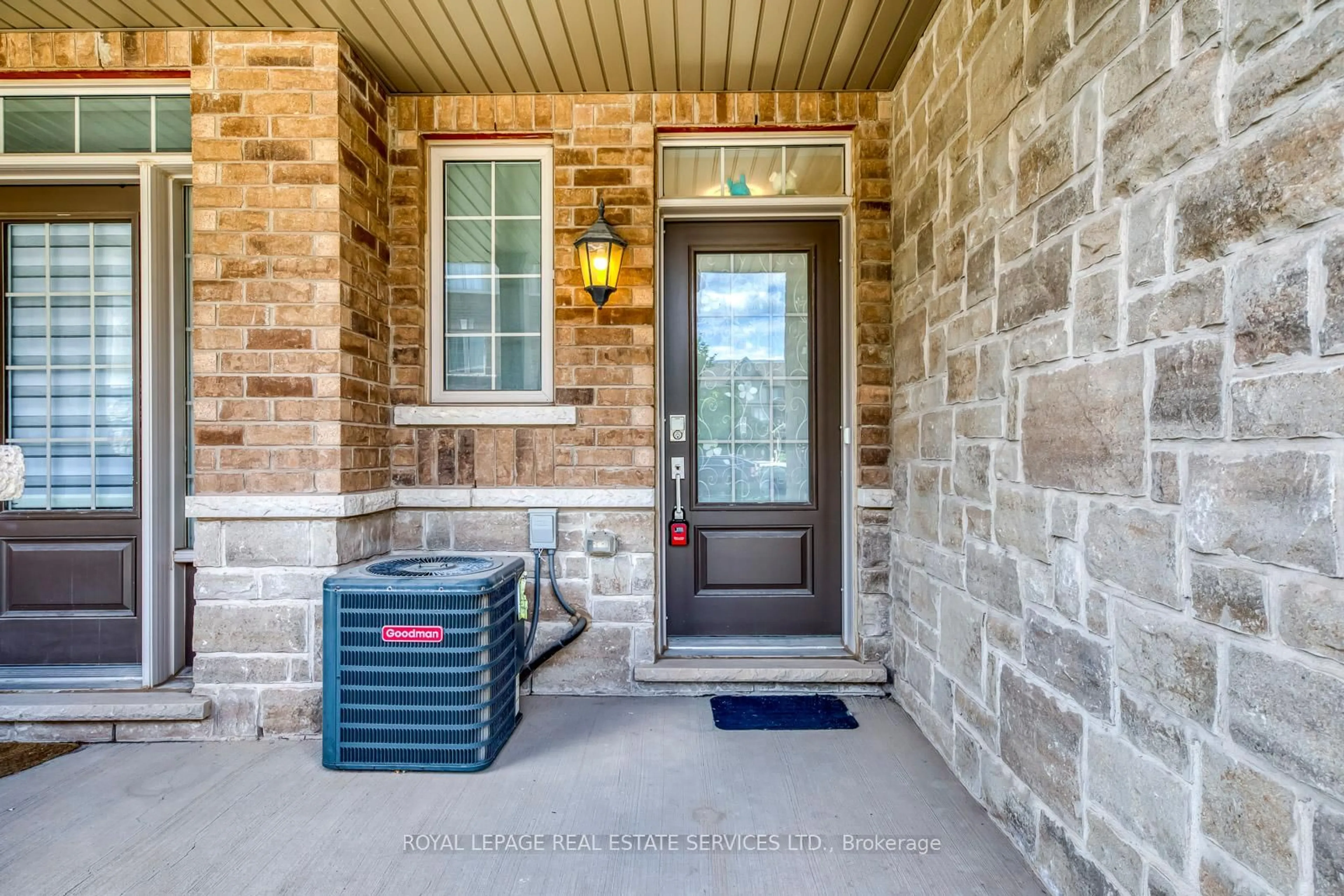 Indoor entryway for 383 Grantham Common, Oakville Ontario L6H 0P8