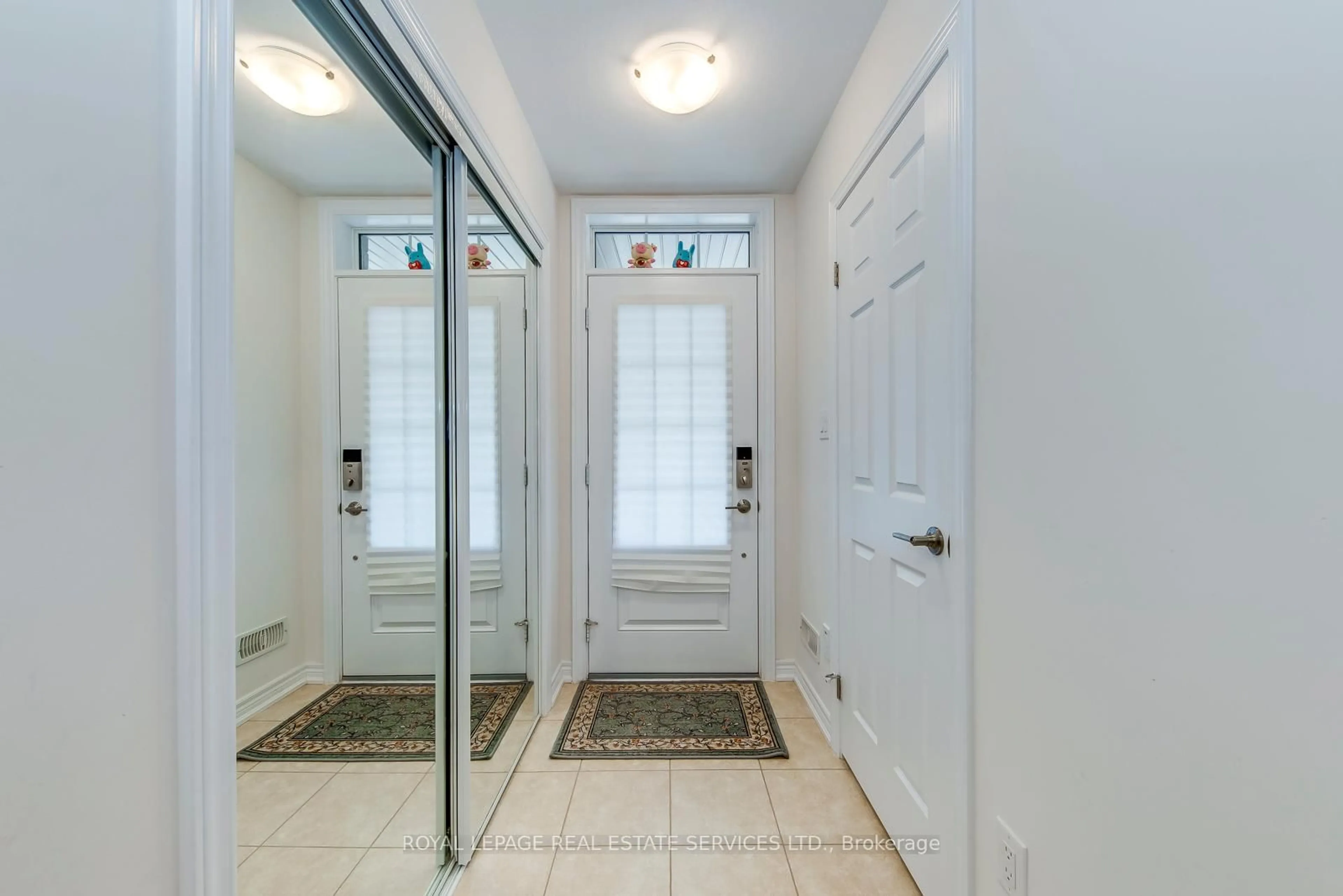 Indoor entryway for 383 Grantham Common, Oakville Ontario L6H 0P8