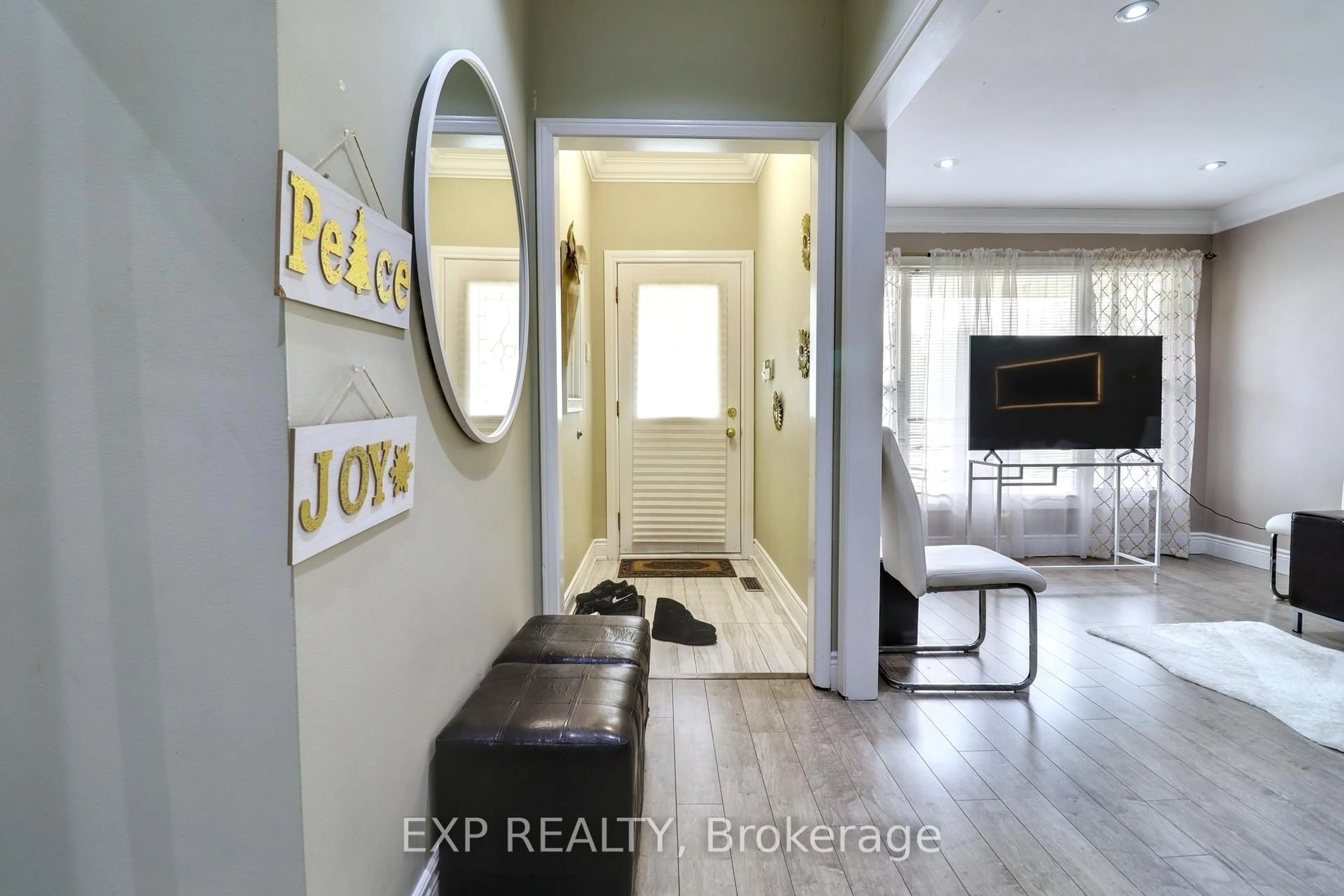 Indoor entryway for 28 Poinsettia Pl, Brampton Ontario L6S 3S1