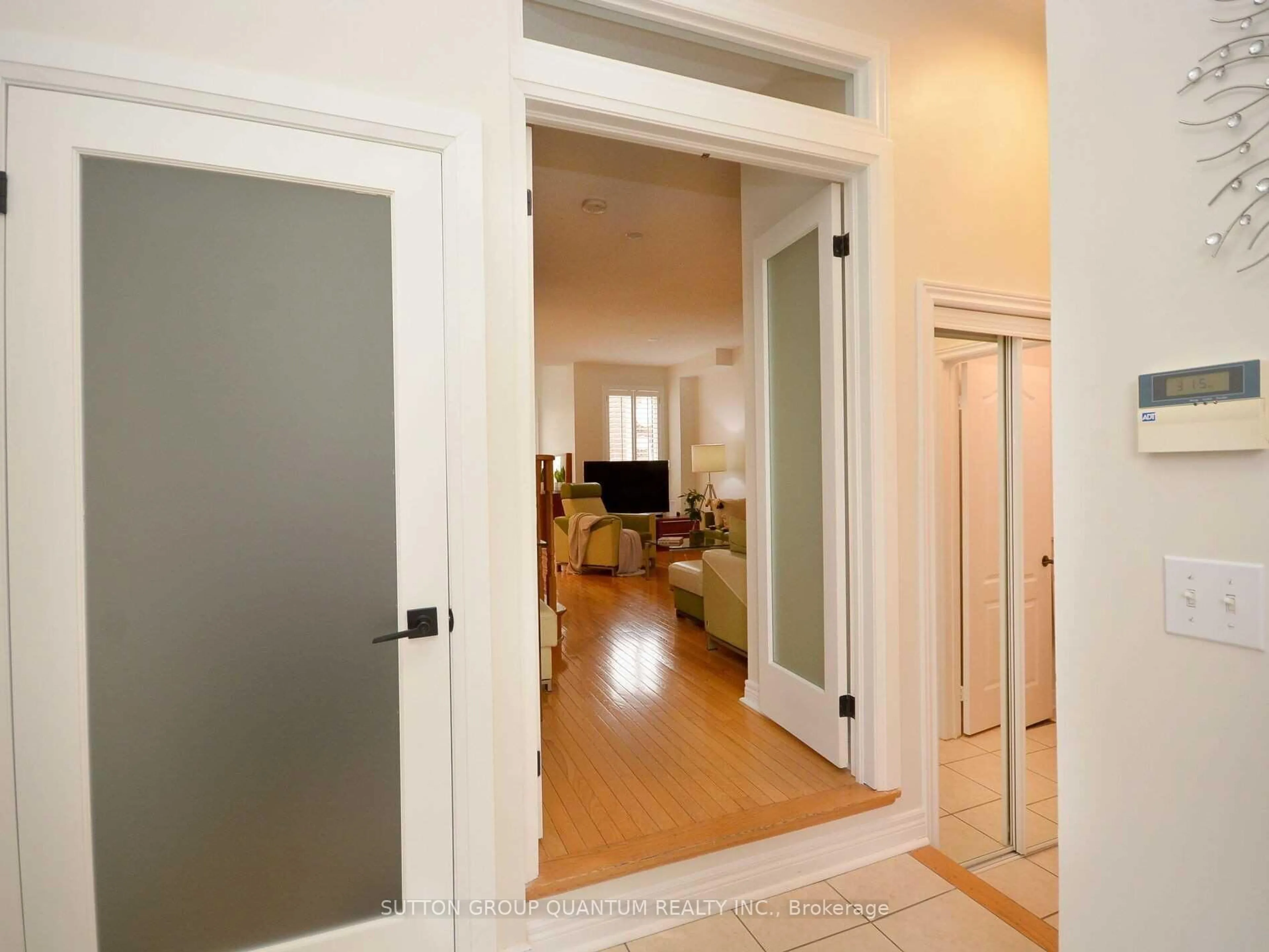 Indoor entryway for 5679 Longboat Ave, Mississauga Ontario L5M 7E6