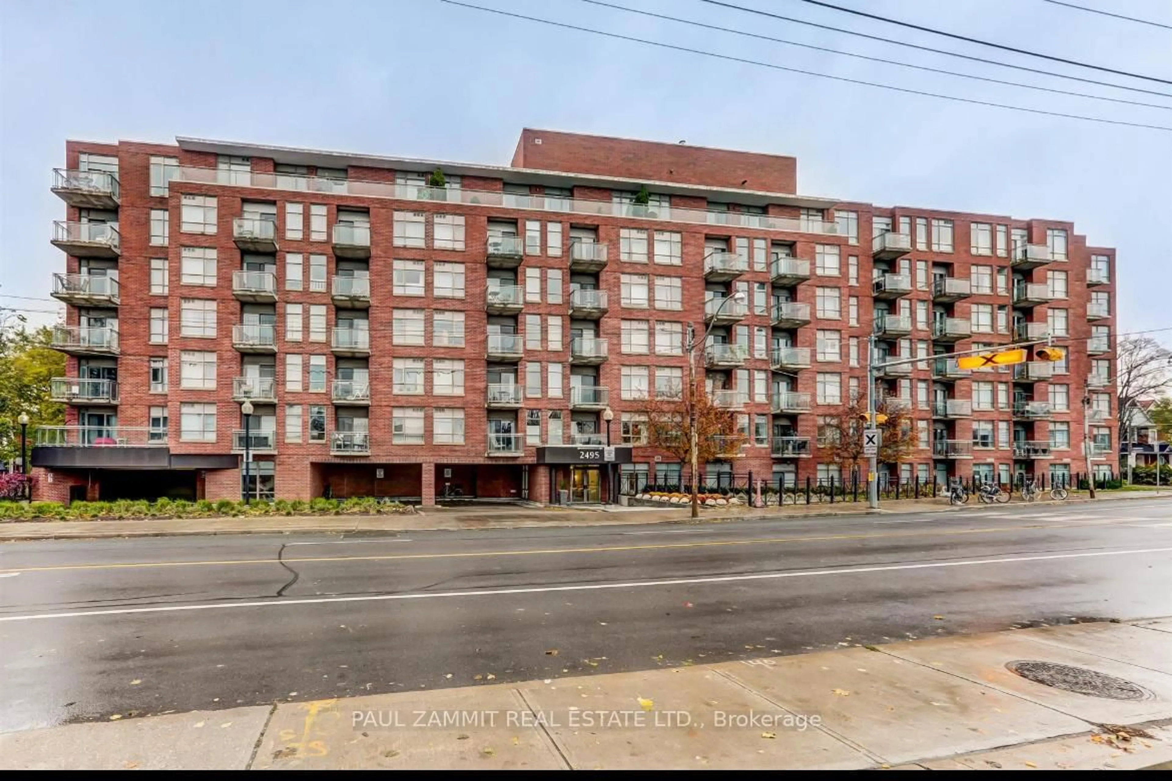 Unknown for 2495 Dundas St #409, Toronto Ontario M6P 1X4