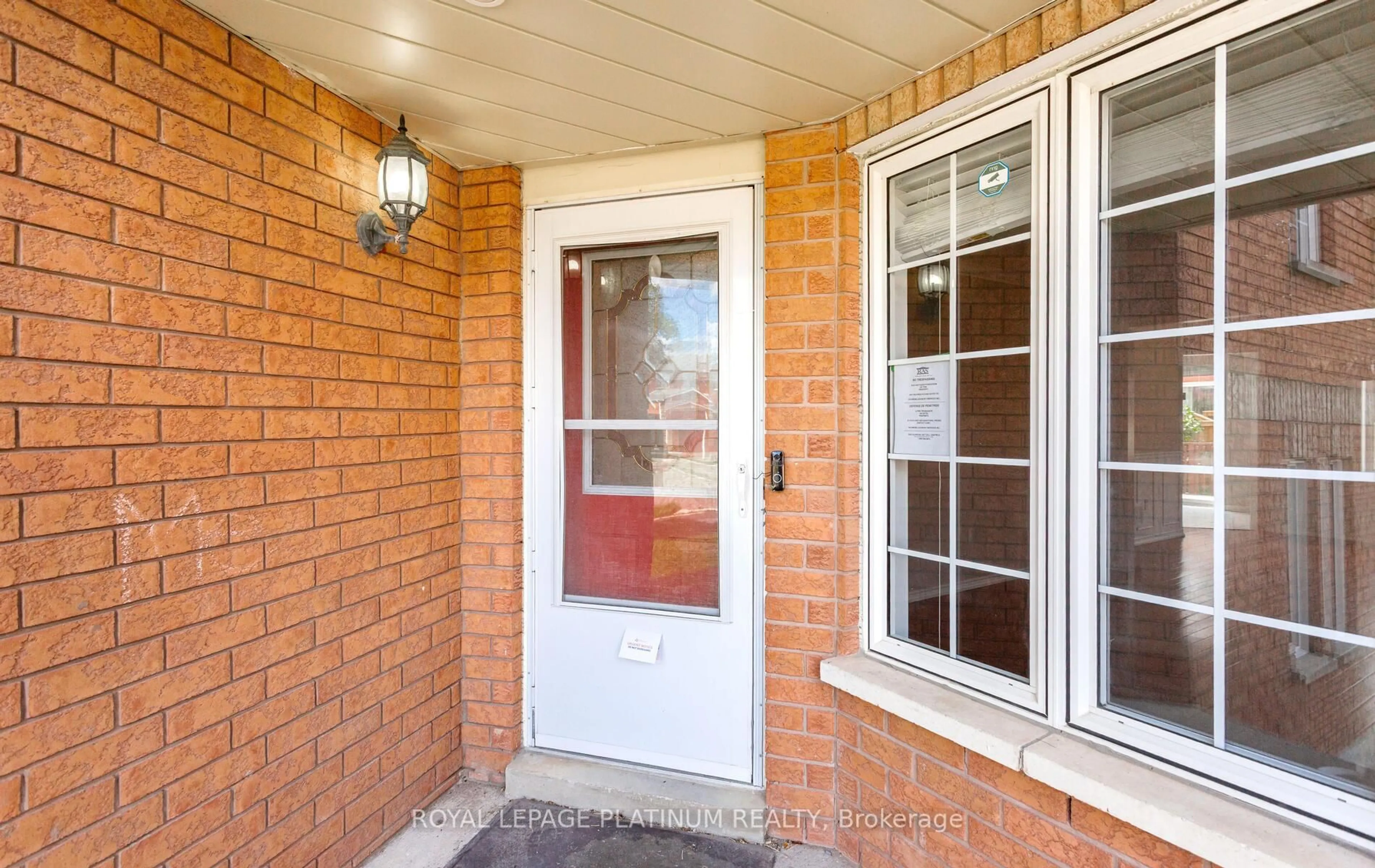 Indoor entryway for 51 Ripley Cres, Brampton Ontario L6Y 5C4