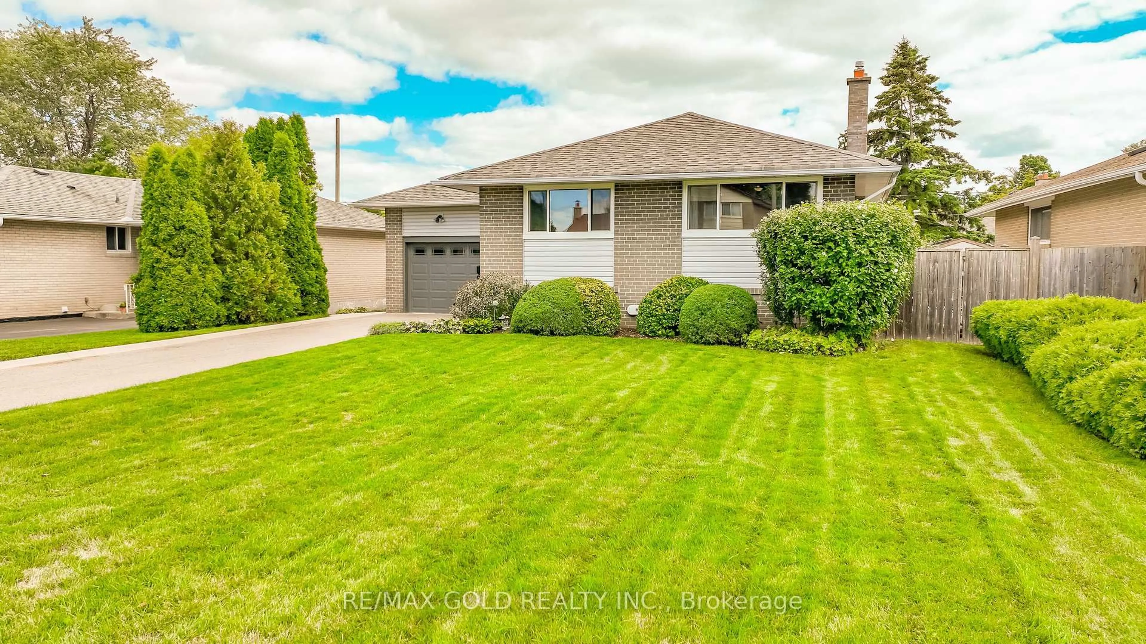 A pic from outside/outdoor area/front of a property/back of a property/a pic from drone, street for 36 Alderbury Cres, Brampton Ontario L6T 1P6
