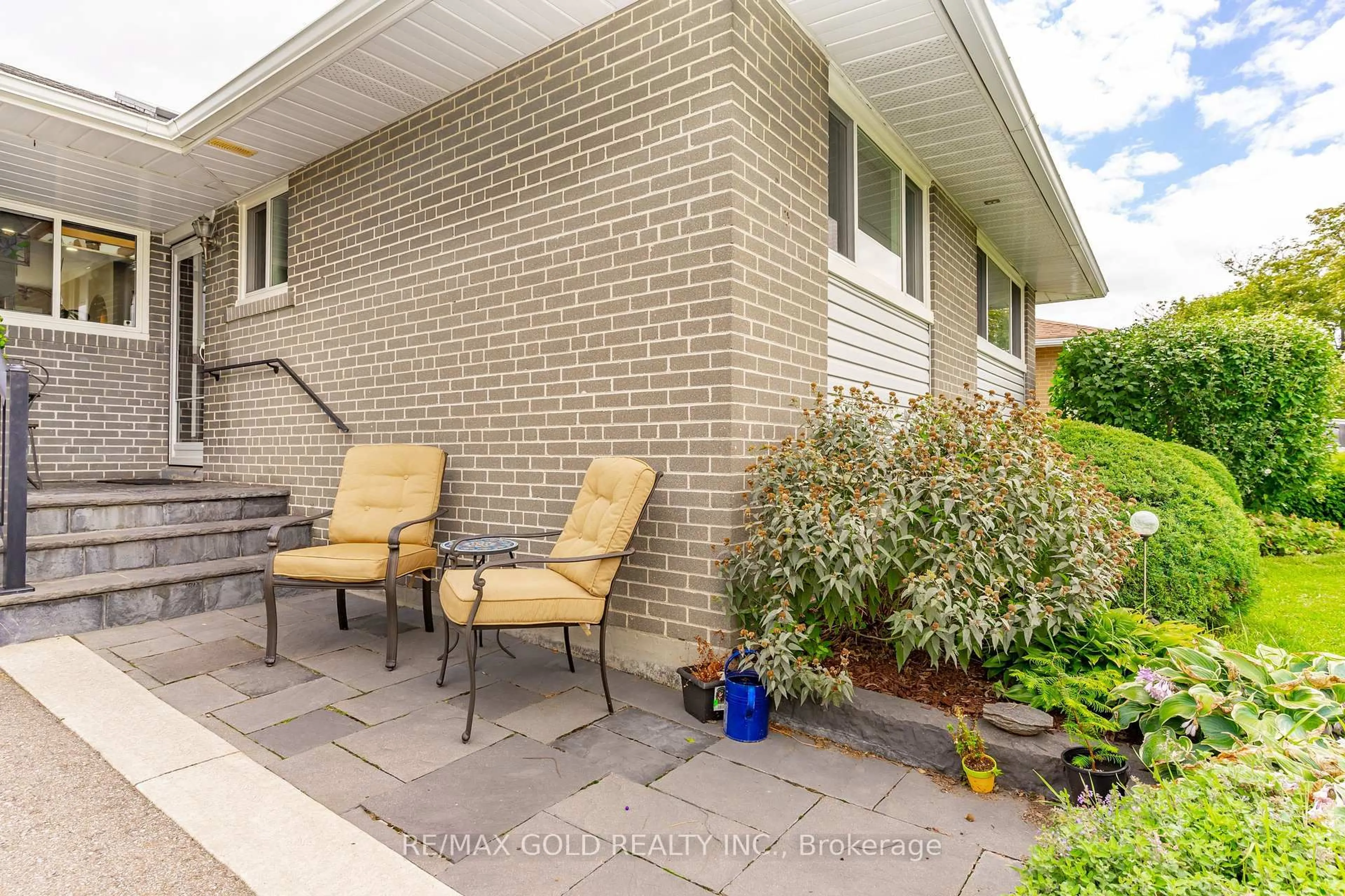 Patio, street for 36 Alderbury Cres, Brampton Ontario L6T 1P6