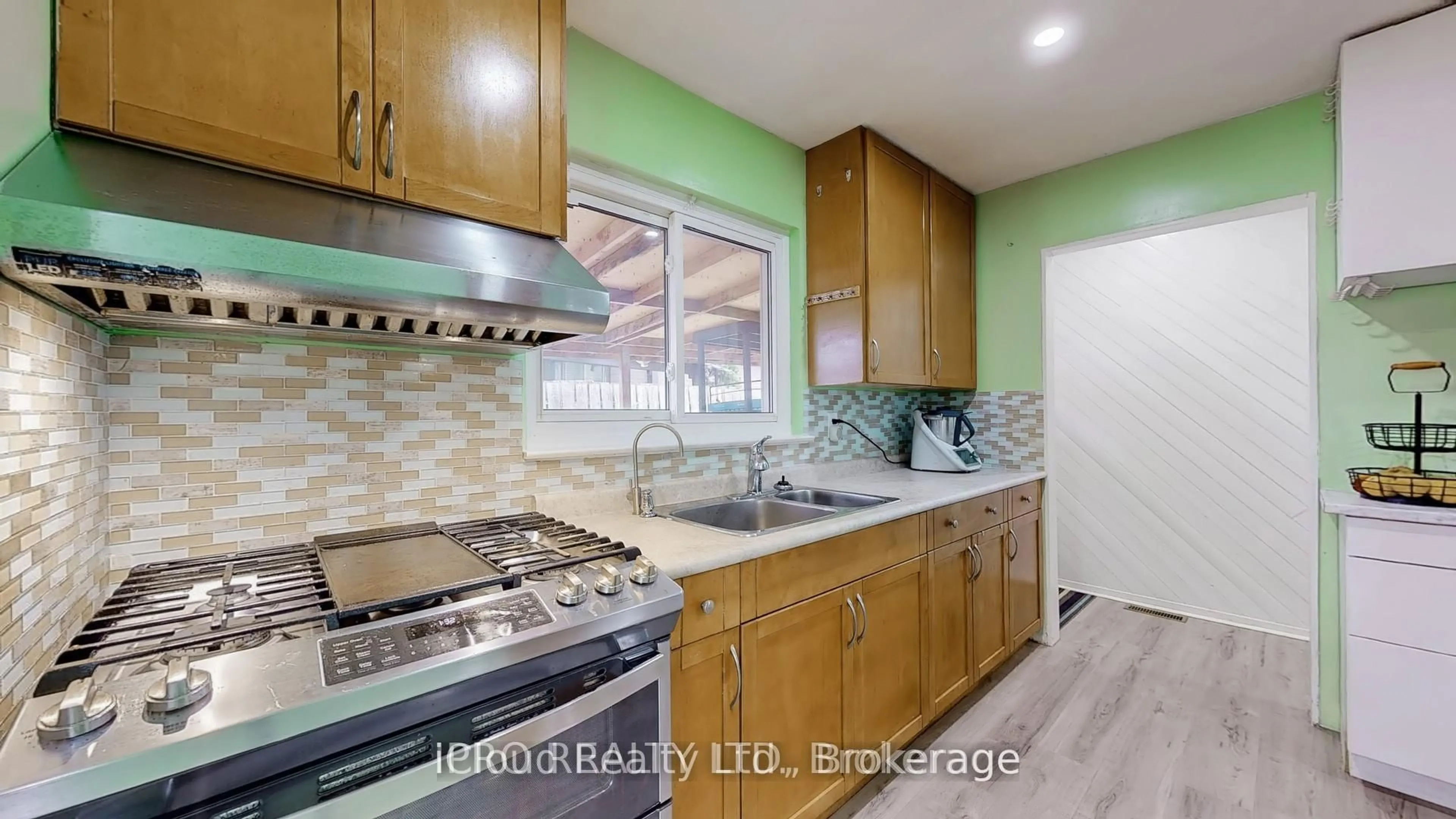 Standard kitchen, ceramic/tile floor for 19 Flamingo Cres, Brampton Ontario L6T 2G4