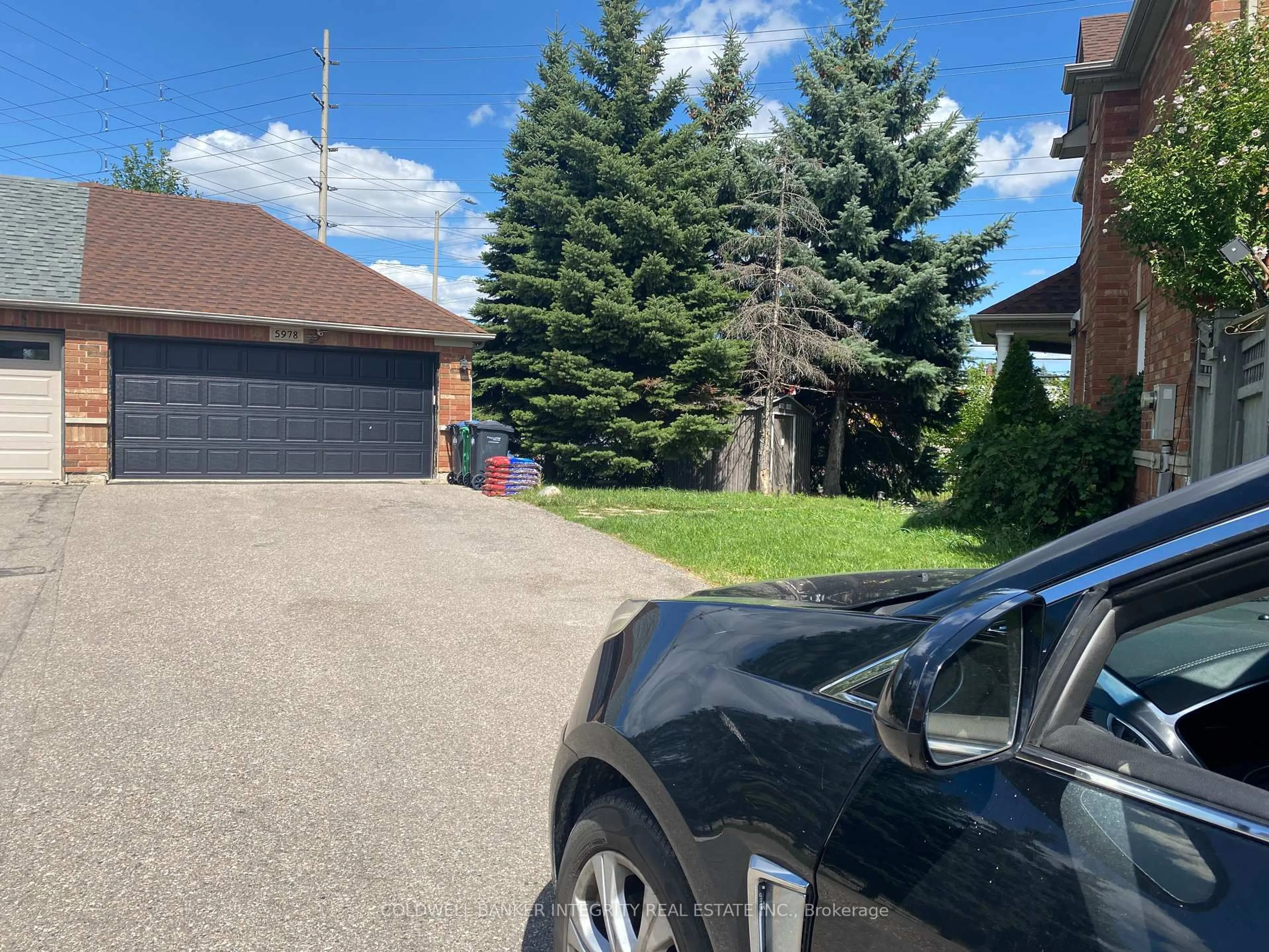 A pic from outside/outdoor area/front of a property/back of a property/a pic from drone, street for 5978 WINSTON CHURCHILL Blvd, Mississauga Ontario L5M 6K2