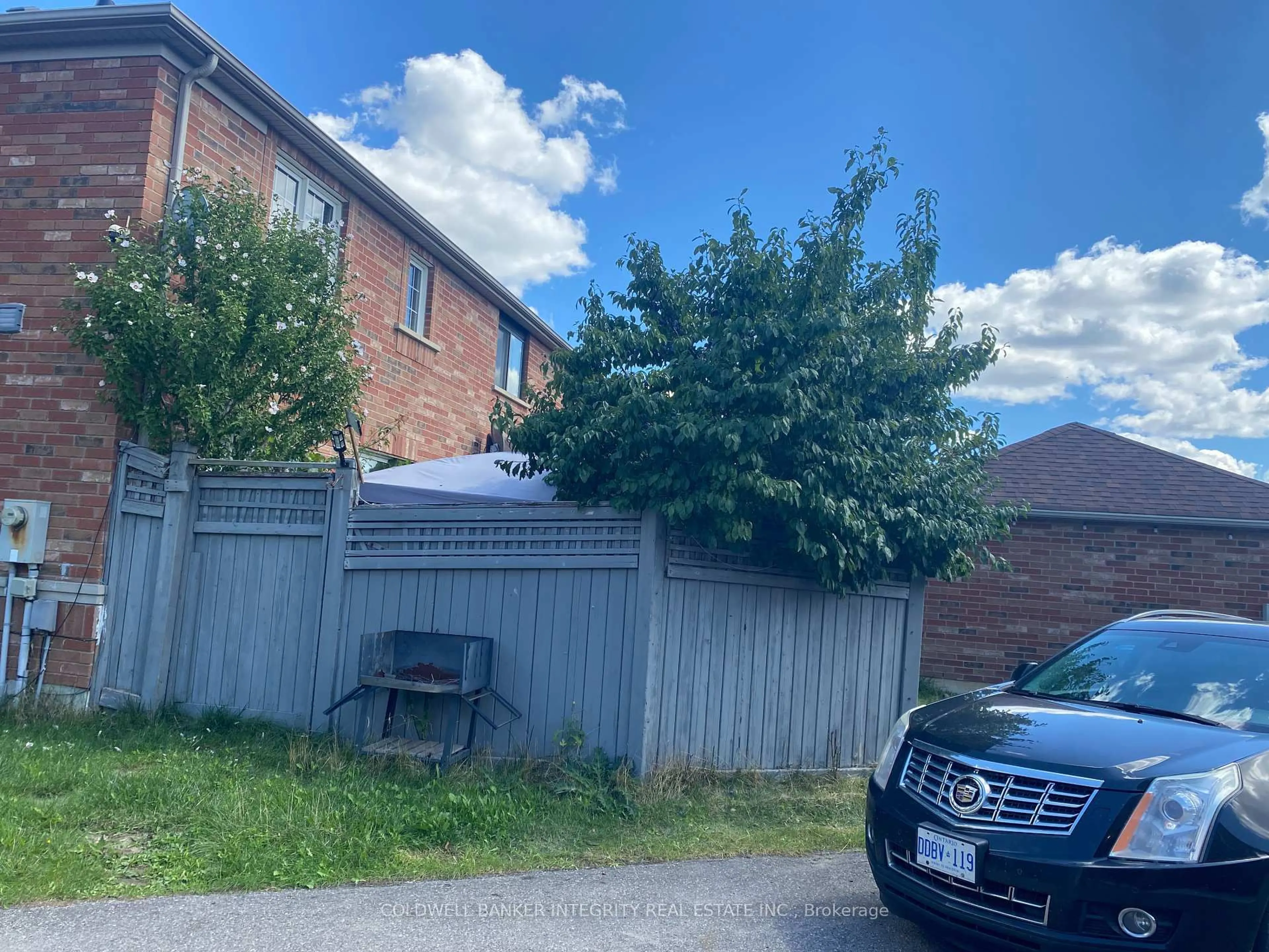 A pic from outside/outdoor area/front of a property/back of a property/a pic from drone, street for 5978 WINSTON CHURCHILL Blvd, Mississauga Ontario L5M 6K2