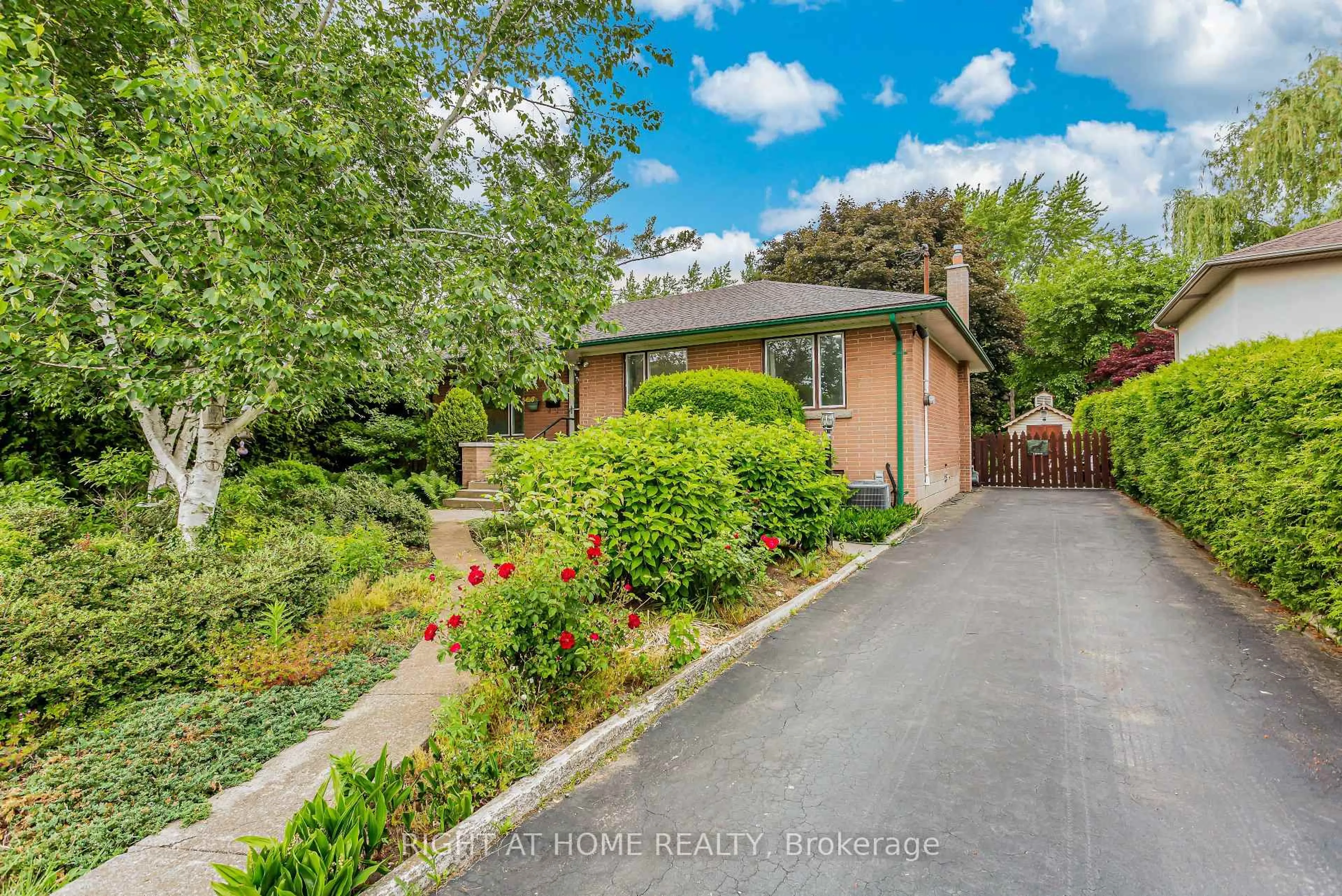 Unknown for 411 Maplehurst Ave, Oakville Ontario L6L 4Y3
