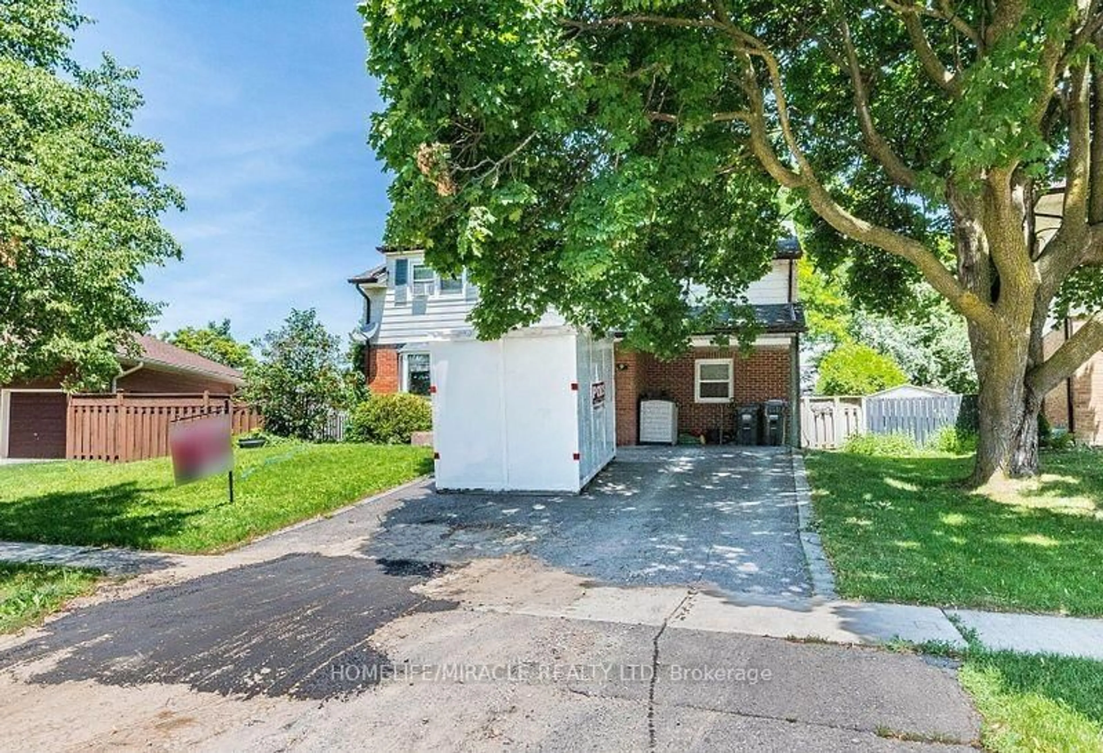 A pic from outside/outdoor area/front of a property/back of a property/a pic from drone, street for 9 Crestview Ave, Brampton Ontario L6R 2R7