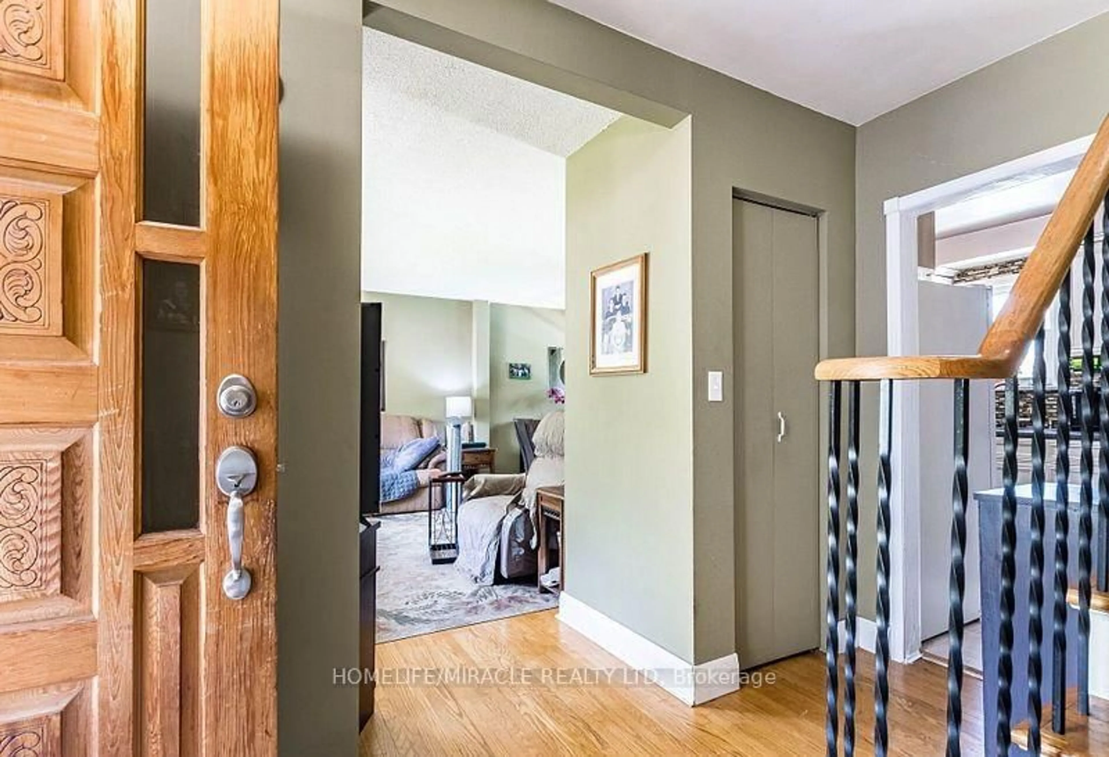 Indoor entryway for 9 Crestview Ave, Brampton Ontario L6R 2R7