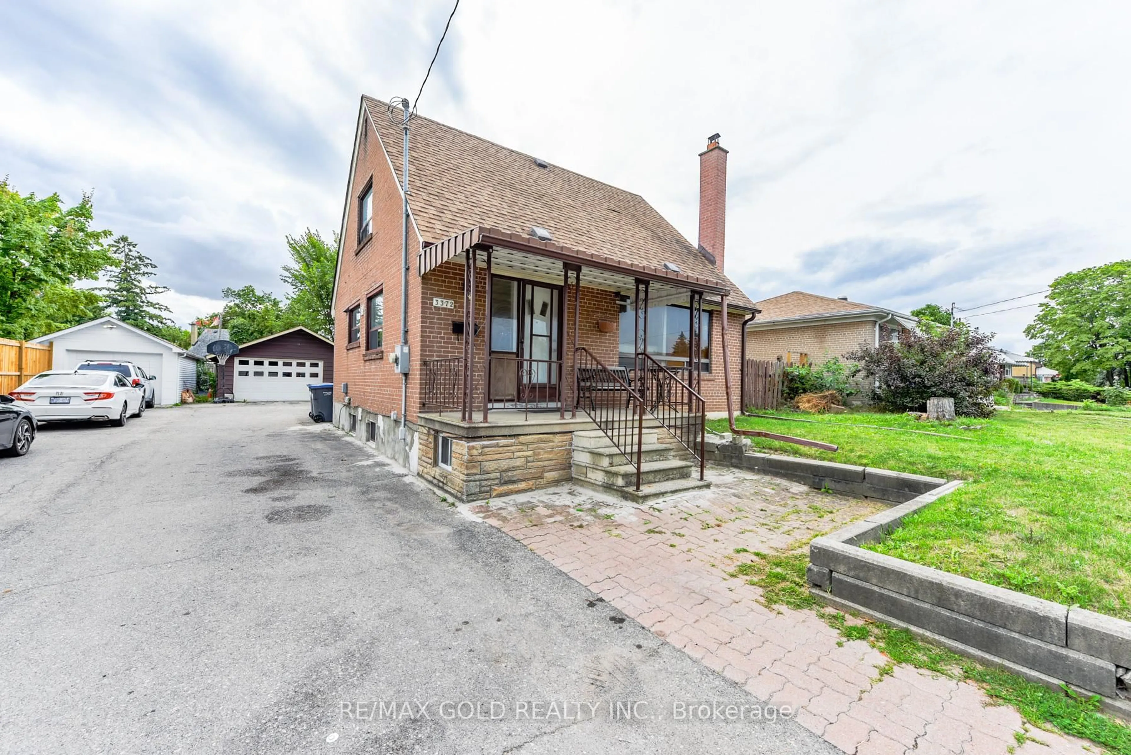 A pic from outside/outdoor area/front of a property/back of a property/a pic from drone, street for 3372 Etude Dr, Mississauga Ontario L4T 1T3
