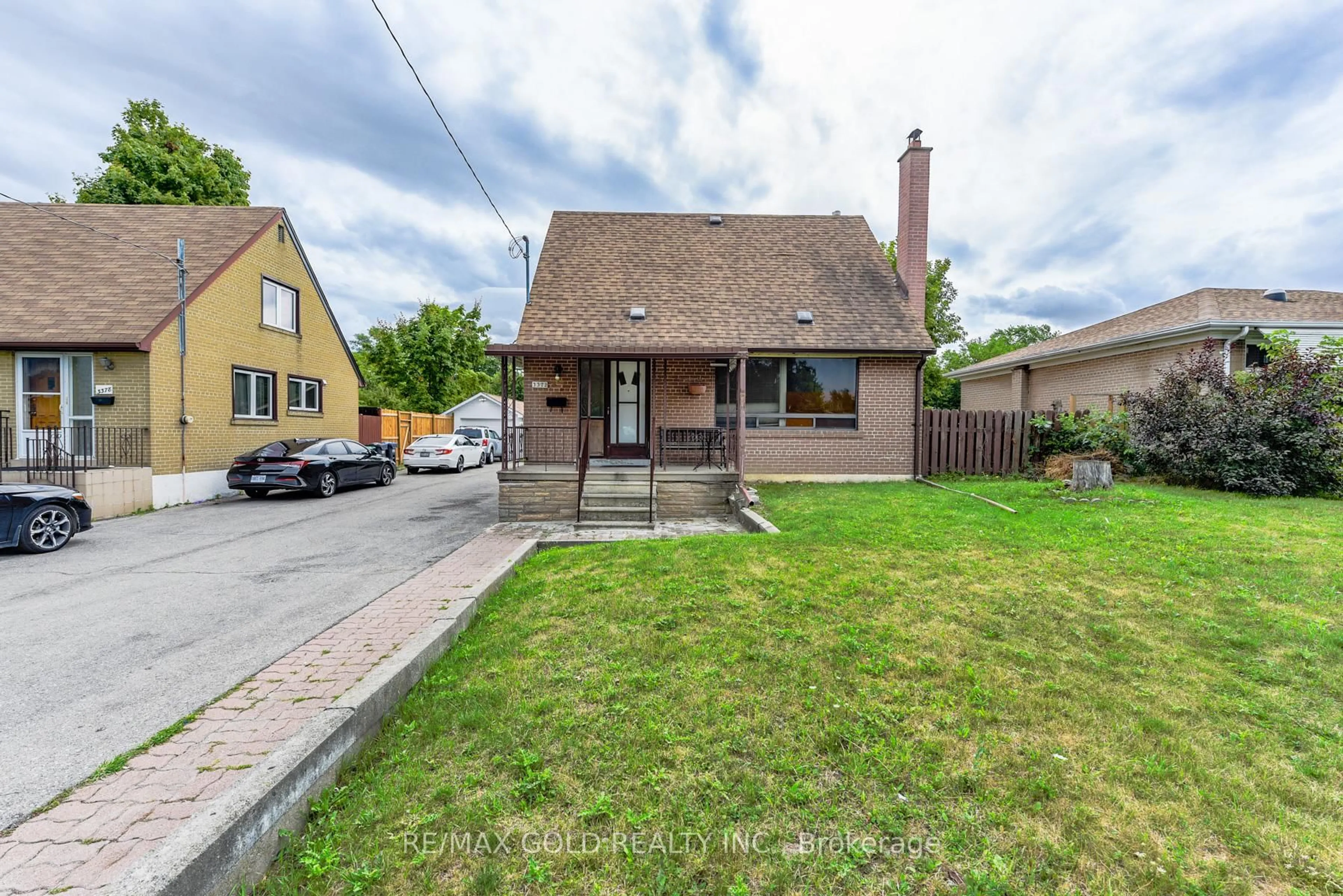 A pic from outside/outdoor area/front of a property/back of a property/a pic from drone, street for 3372 Etude Dr, Mississauga Ontario L4T 1T3
