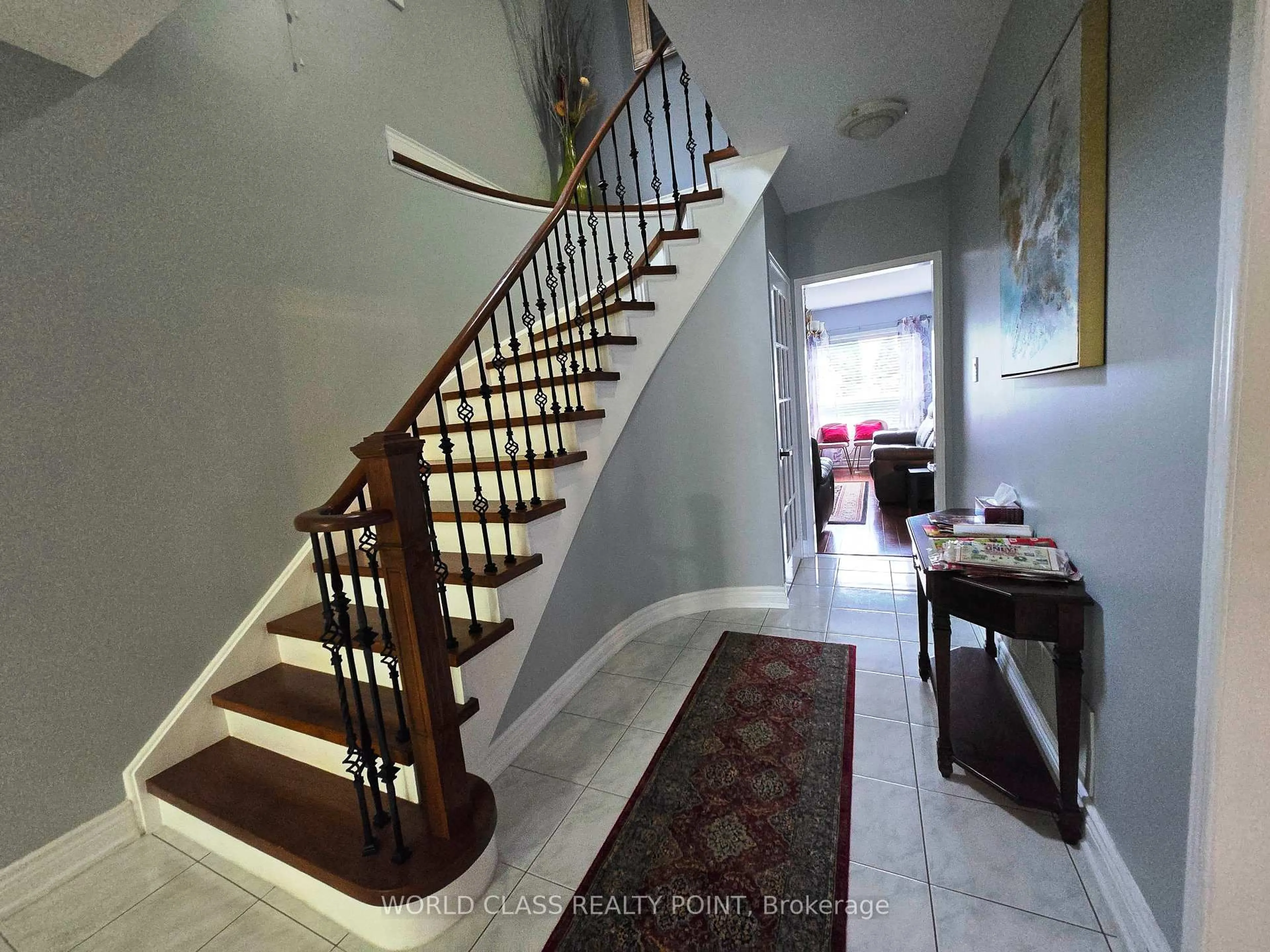 Indoor foyer for 6136 Ford Rd, Mississauga Ontario L5V 1X1