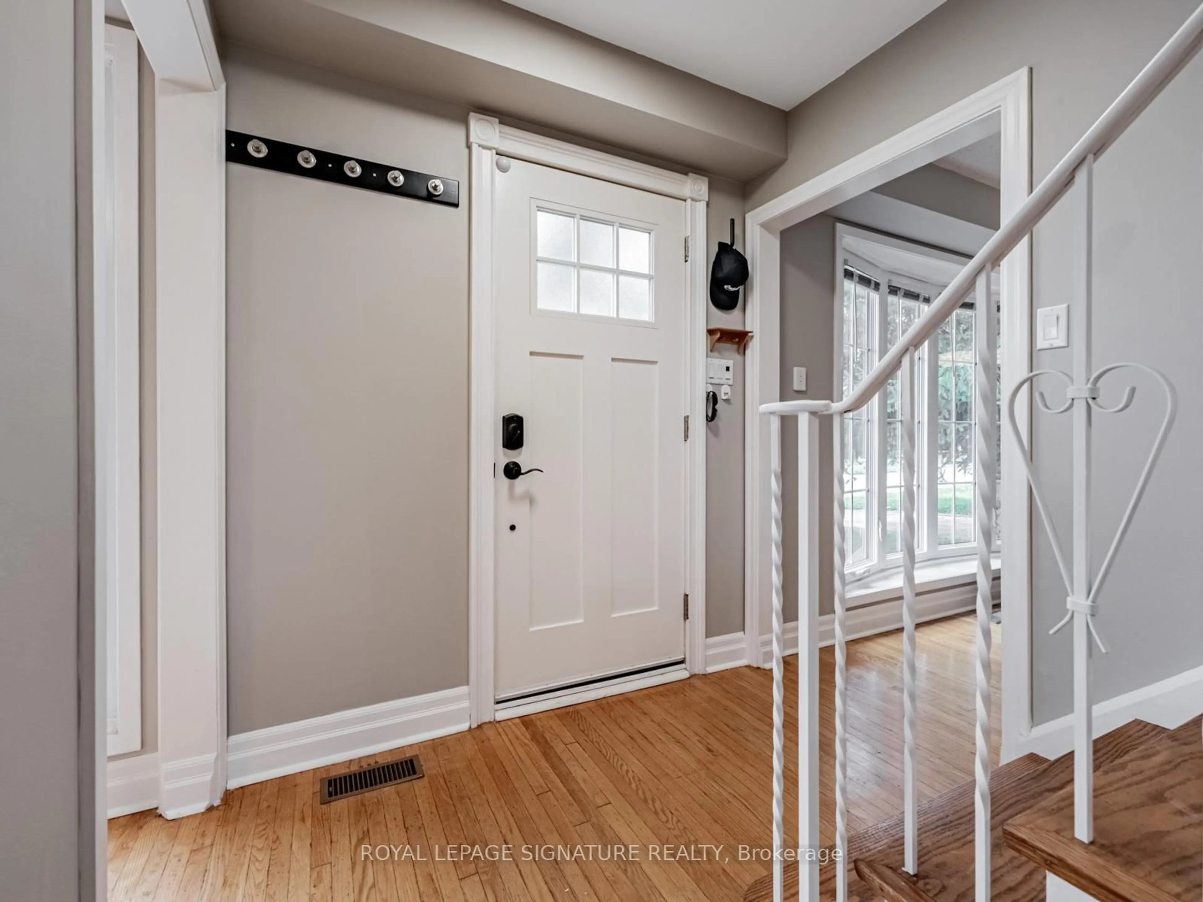 Indoor entryway for 1081 Pearson Dr, Oakville Ontario L6H 2A9